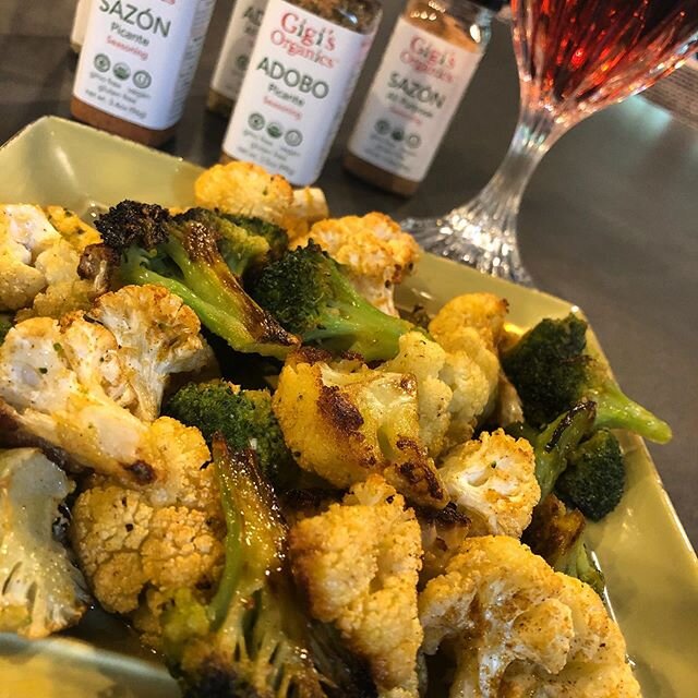 Roasted cauliflower and broccoli. Toss #veggies with #Sazon All Purpose and olive oil. Roast at 425. Easy, #heathy #flavor bomb! Paired with Ros&eacute; #mamijuice 😁. #gigisorganics #seasoning #latina #chef #recipe #puertorico #vegan #organicfood