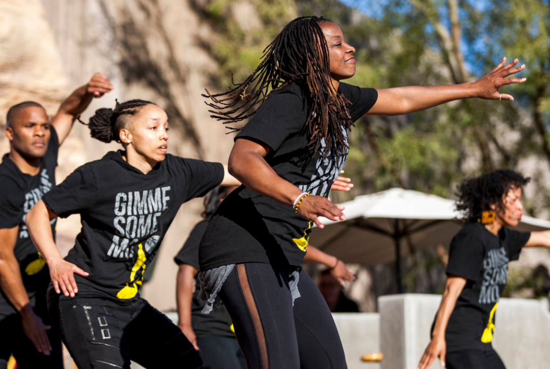 Molodi performing.png