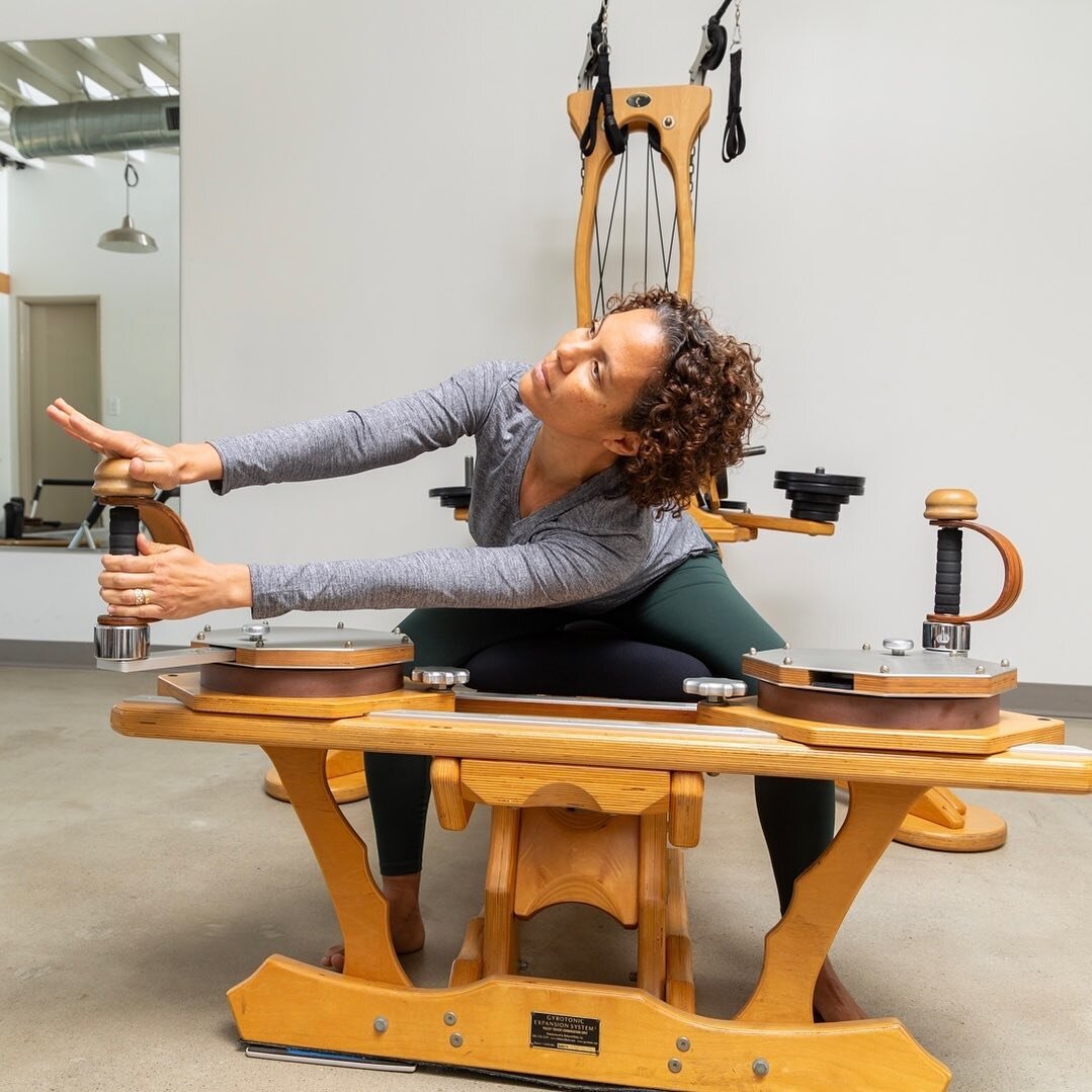 A little spiraling 🌀 to start the week!

.
.
.
.
.
.
. 📸@laurenavilaphotography
.
.
.
.
#classicalpilates #pilatesmom #GYROTONIC&reg; #GYROKINESIS&reg; #gyrotoniclife #longbeach #naples #belmontshore #fitness #movement  #gratzpilates #matpilates #p