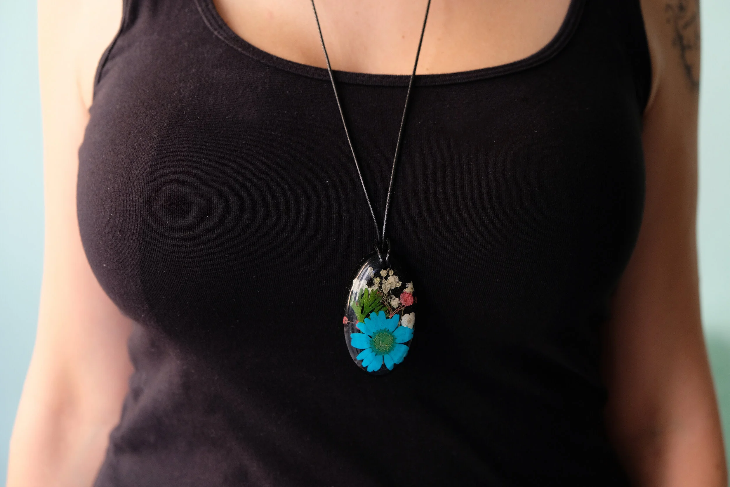 JOYA CUELLO FLORES NEGRO.jpg