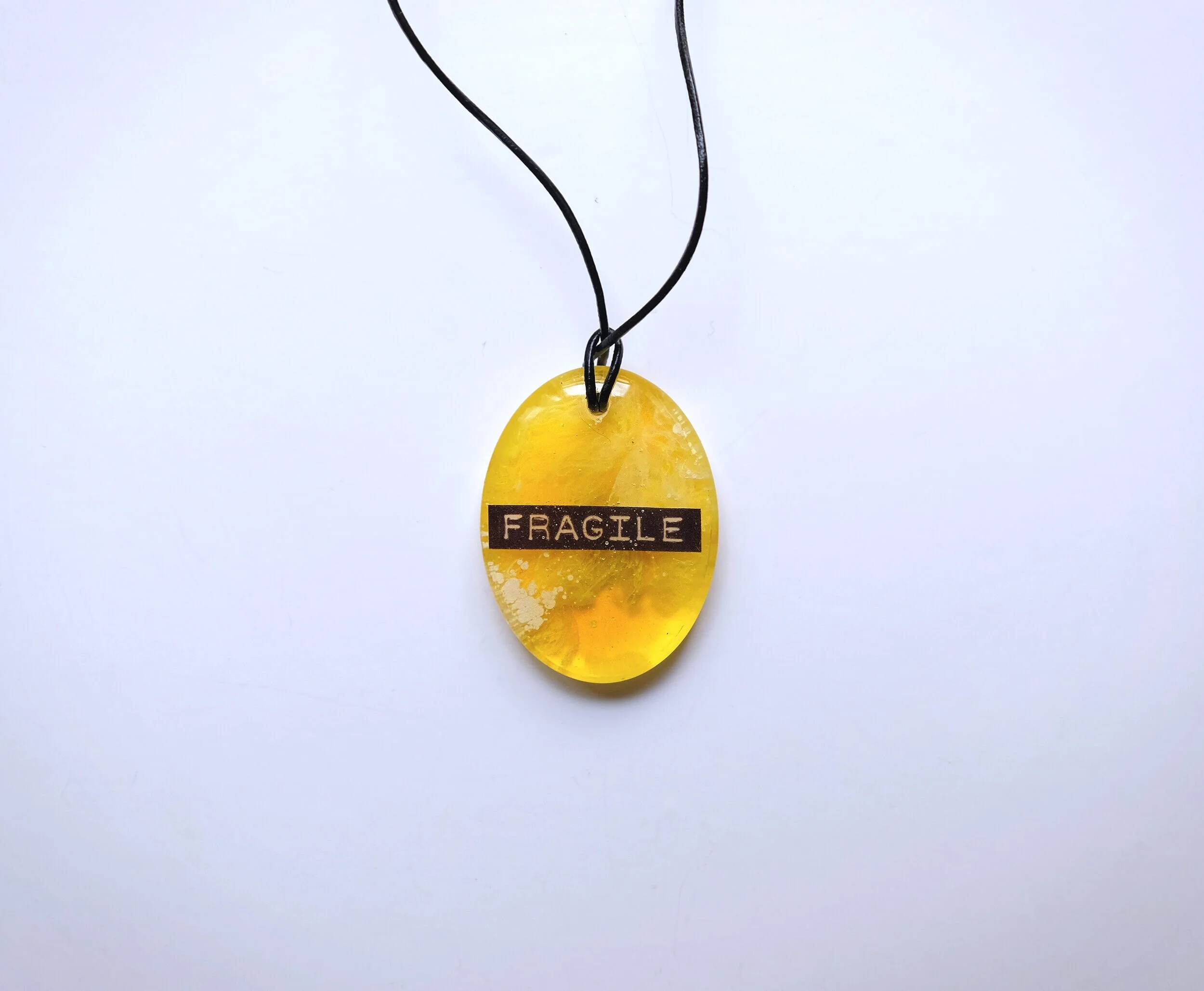JOYA+O%CC%81VALO+FRAGILE+AMARILLO.jpg