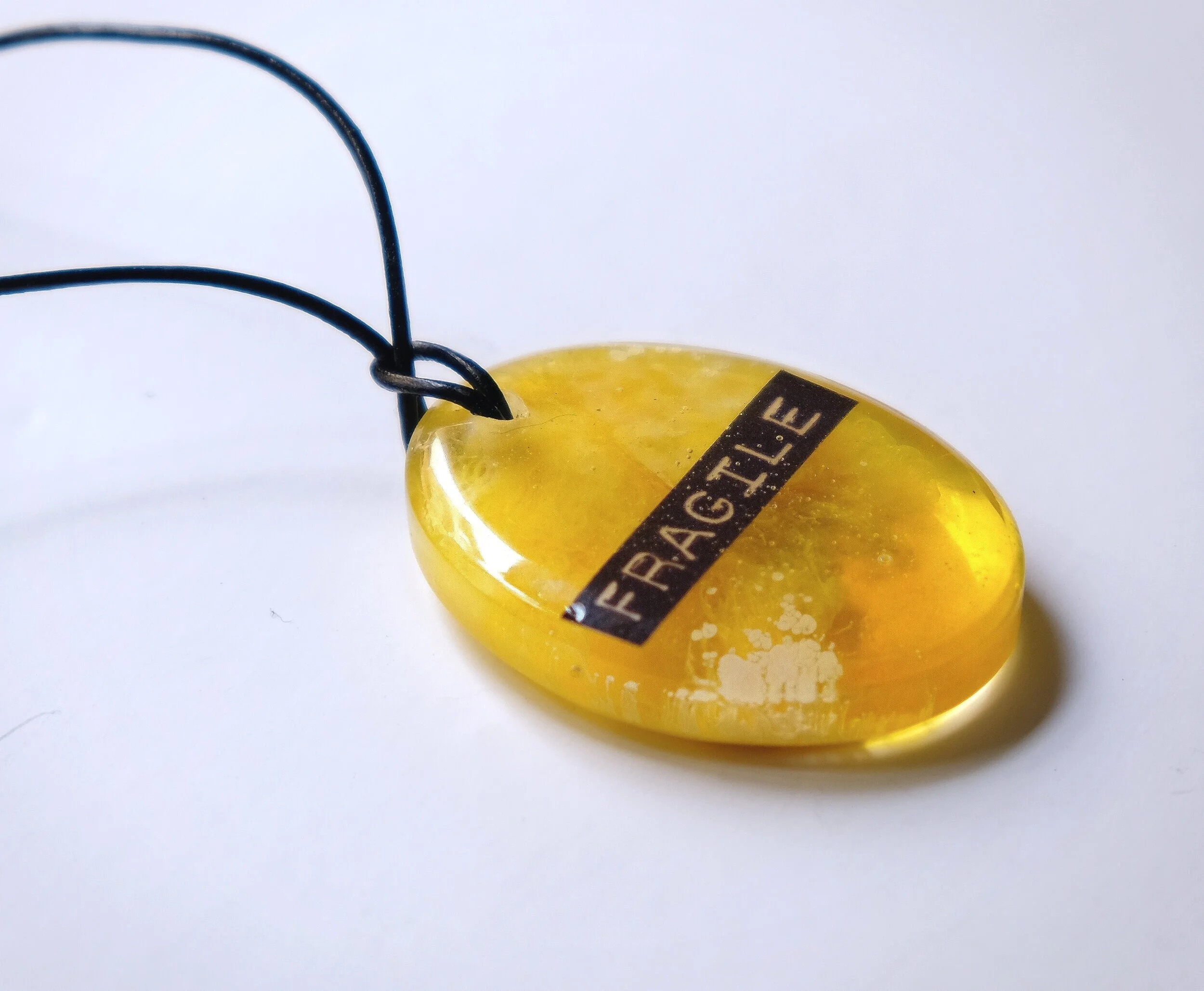 JOYA+O%CC%81VALO+FRAGILE+AMARILLO+LADO.jpg