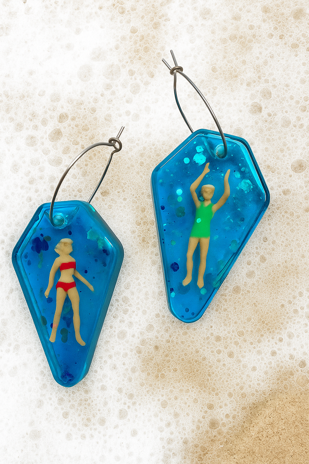 Pendientes de resina con nadadoras.png