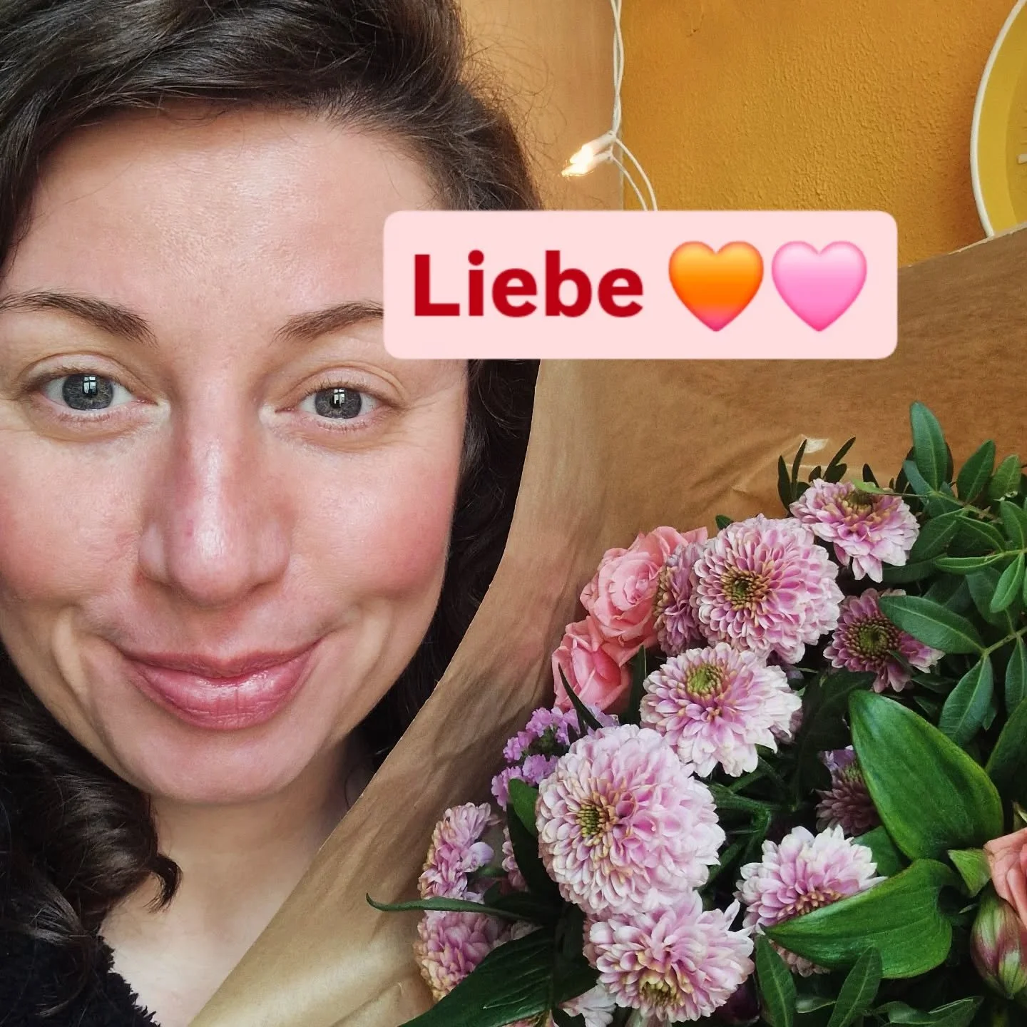 Diese Woche ging es bei mir Zuhause zu wie im Taubenschlag. Und genau DAS liebe ich sehr. 🩷🧡

Kinder, Hunde, Freundinnen, Nachbar:innen, Lieferungen... es war wild! 🥳

Meine Highlights:
💐 Eine Blumenlieferung von meinen frischen Crashkurs Finanze