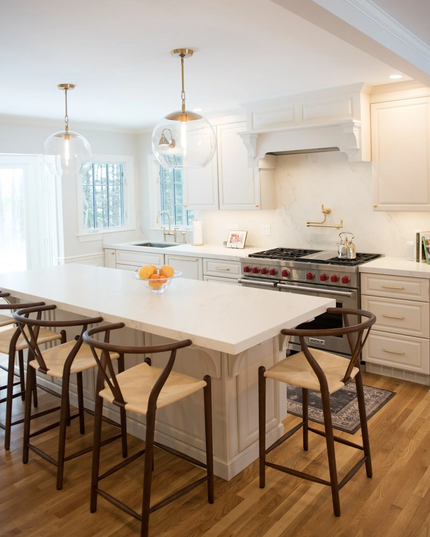Your kitchen should feel beautiful, functional, and easy to live in&mdash;and you don&rsquo;t need a full remodel to elevate it. Here are designer-approved upgrades you can start incorporating today ✨

1) Clear + style your counters with intention
A 