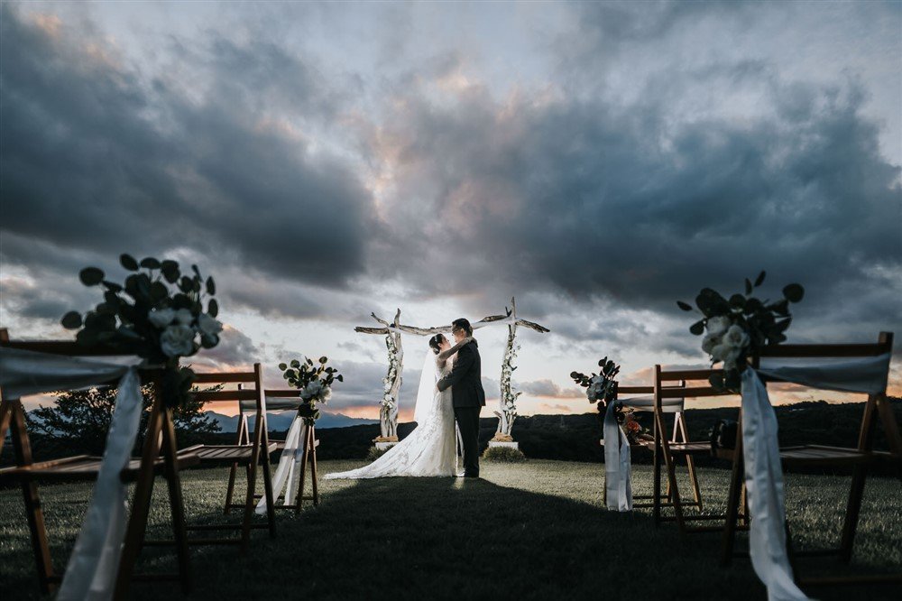 HonoluluOahuHawaiianweddingPhotograhersHawaiiVistaWeddingsMananaHillsEstate(2).jpg
