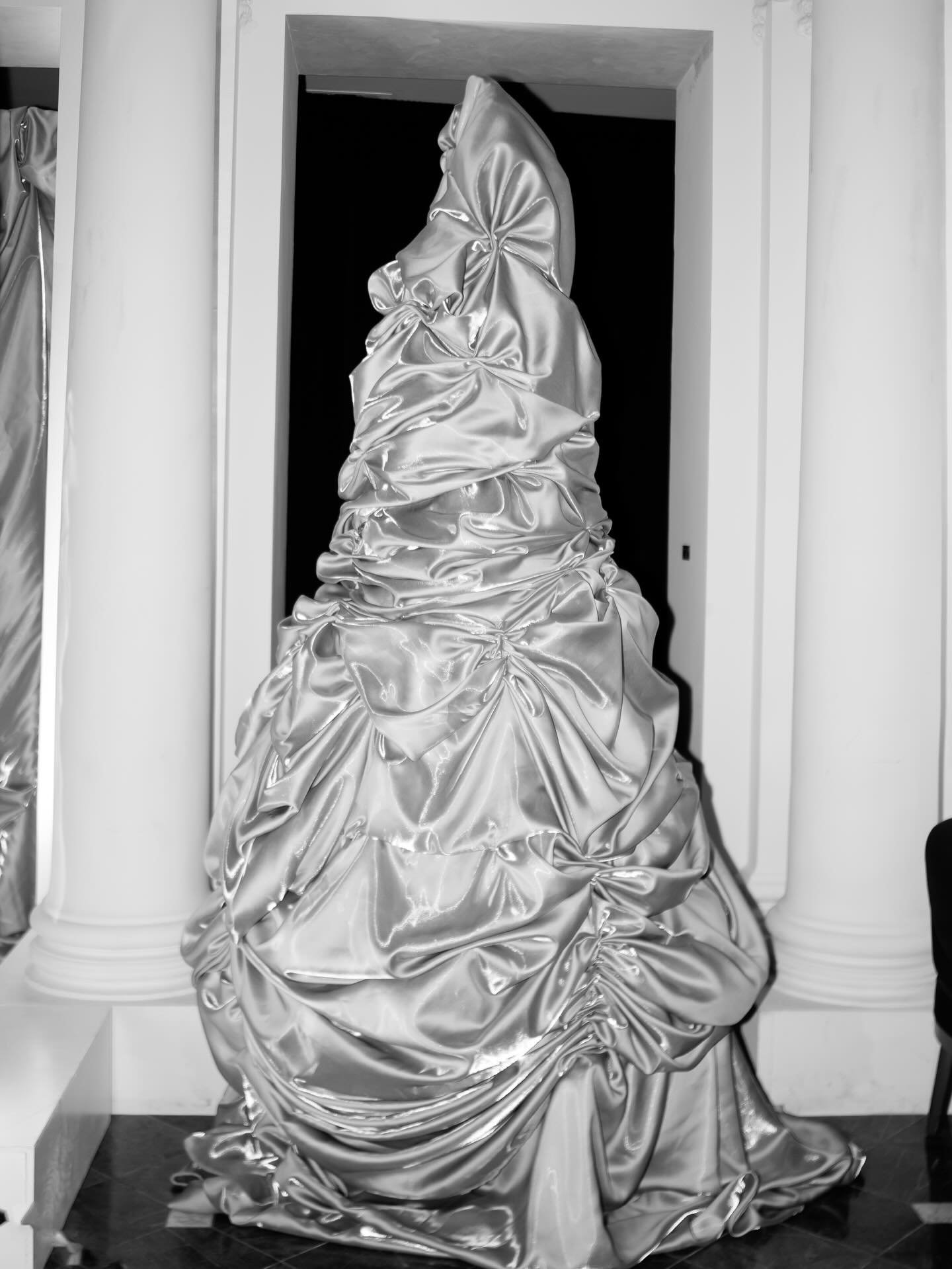 Silver, silk, and sophistication.

#eventdesign #corporate #sexyteeth #mintdentistry #christmas dallassocial
