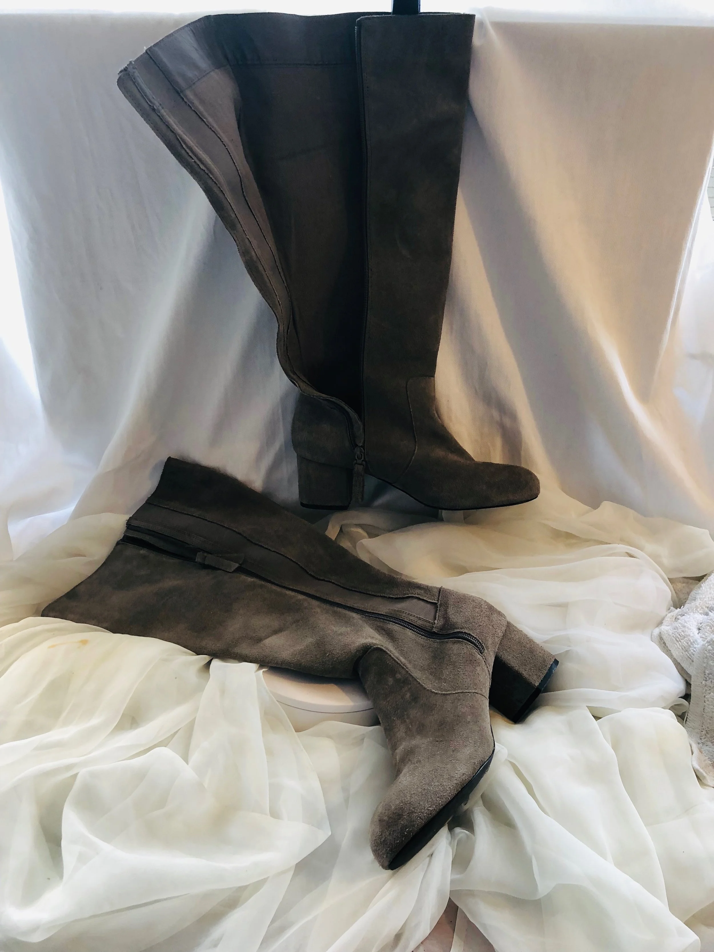 4B Grey Sued Mini Block HL Knee Sz10