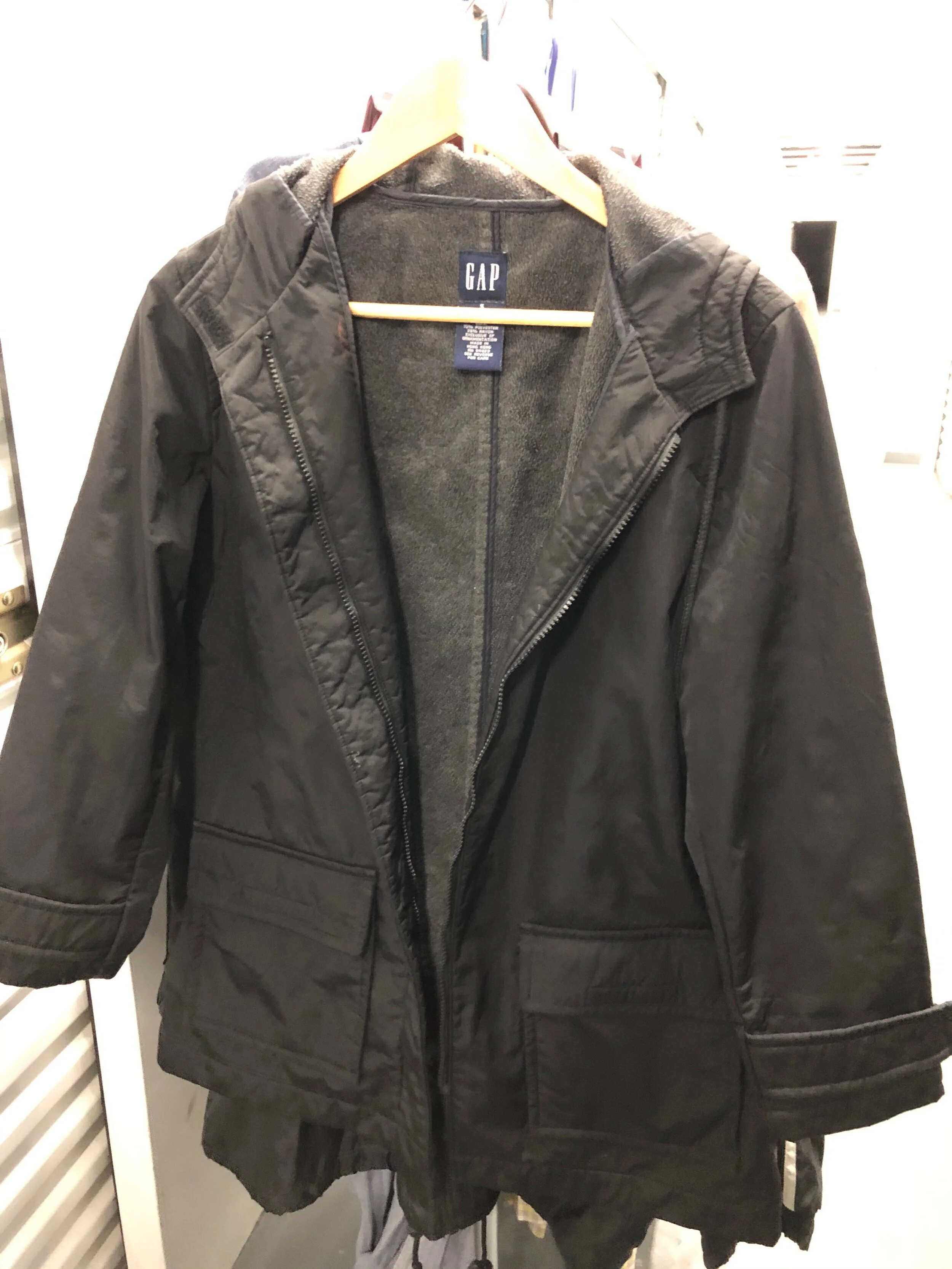 Gap - Shell Face - Sz S