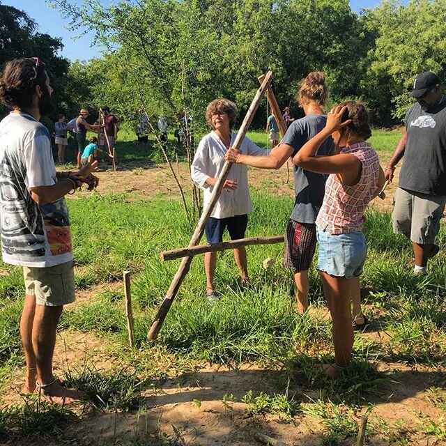 Learning to measure contour in Kenya with @barefootsoulutionspermaculture