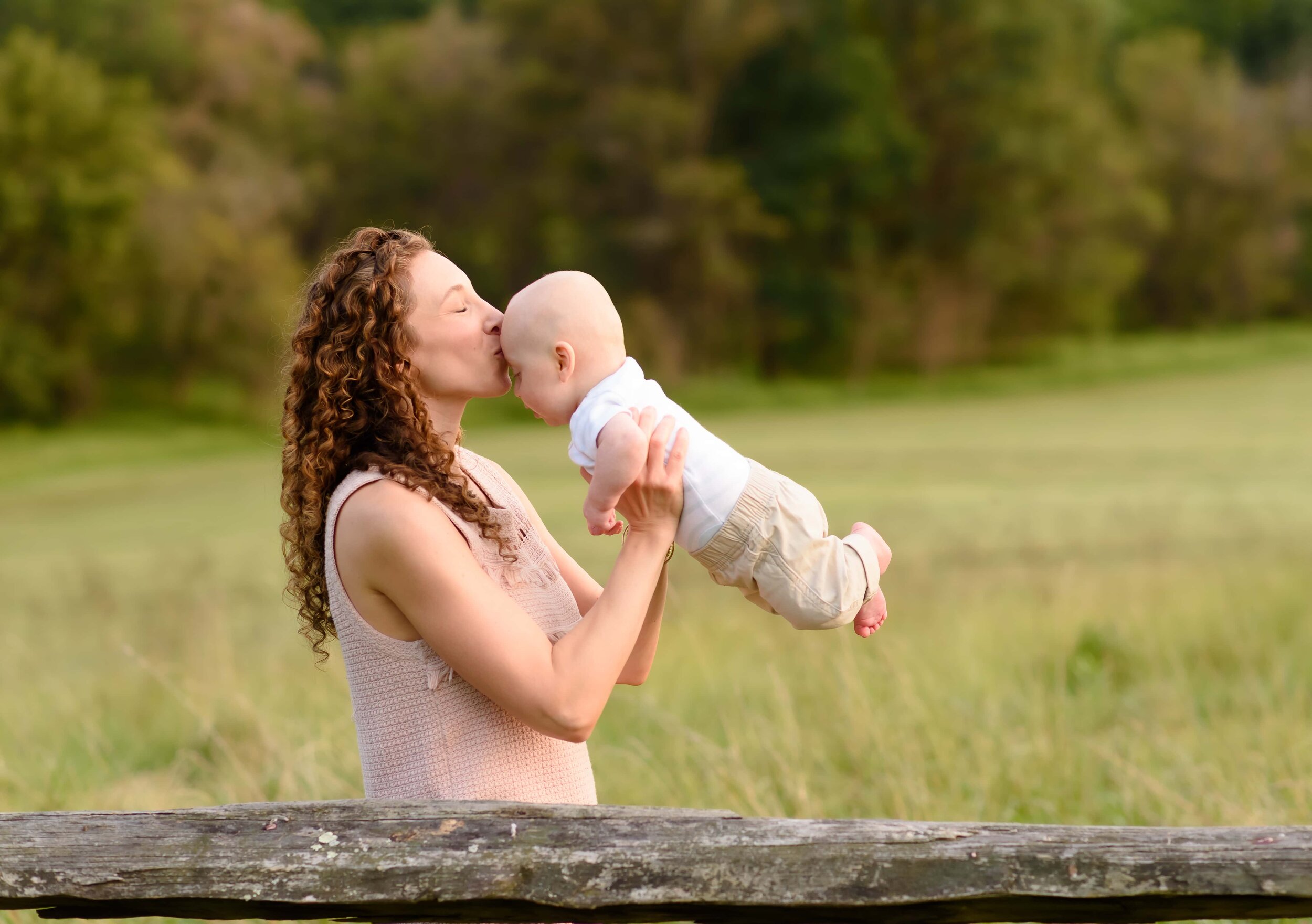 Maryland Newborn Photographer - mom kissing baby