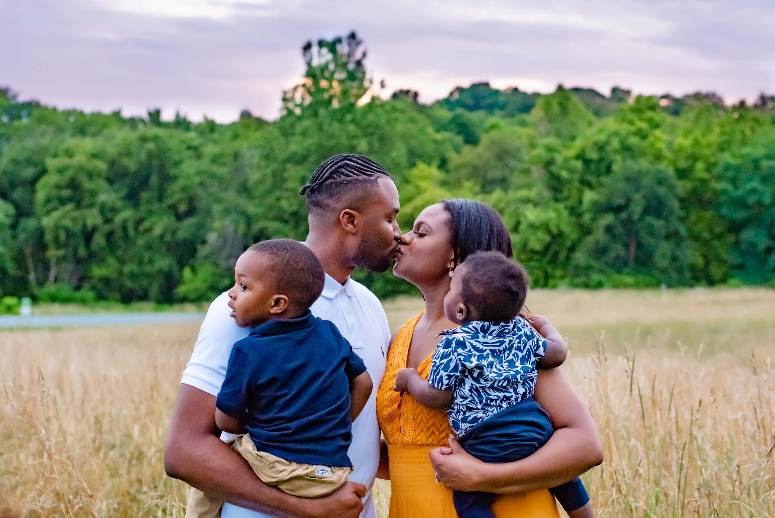 Maryland family photoshoot with mom and dad kissing each other