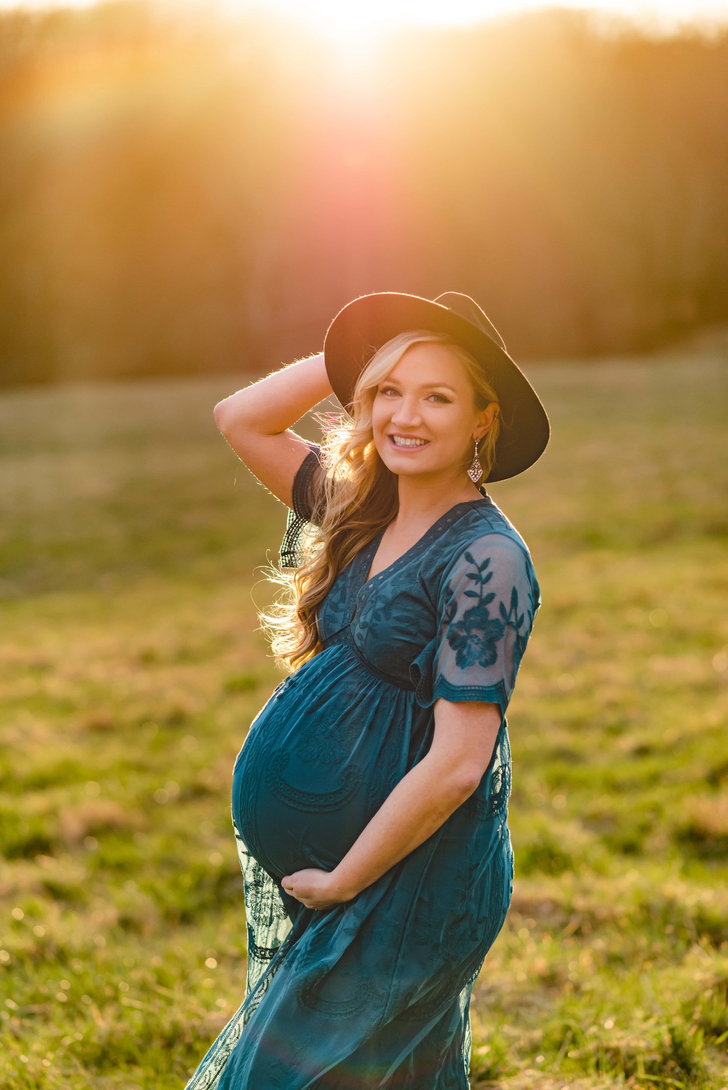 Maryland Maternity Photoshoot with expecting mom and glowing sun