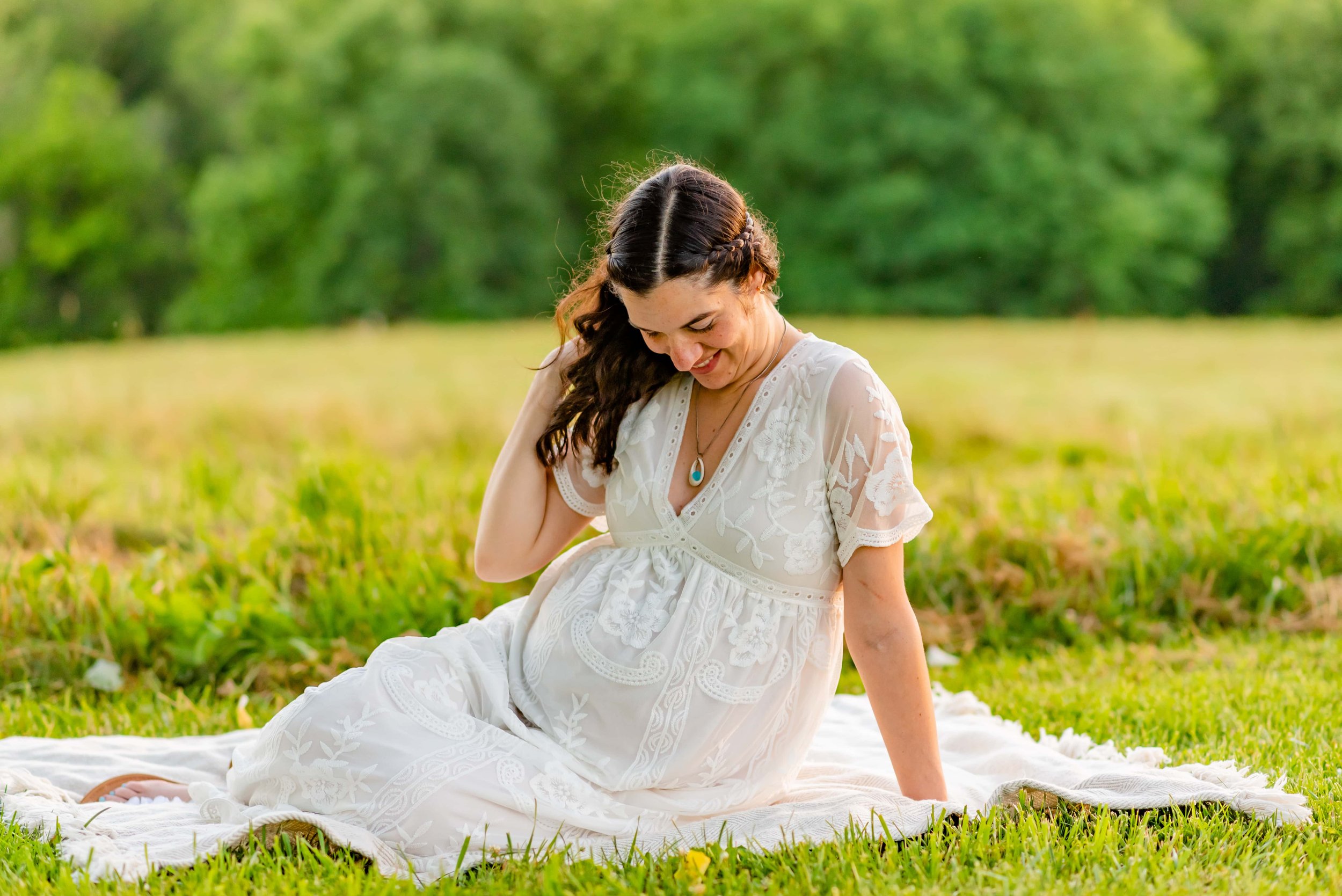 Maryland Maternity photoshoot of pregnant woman sitting on blanket