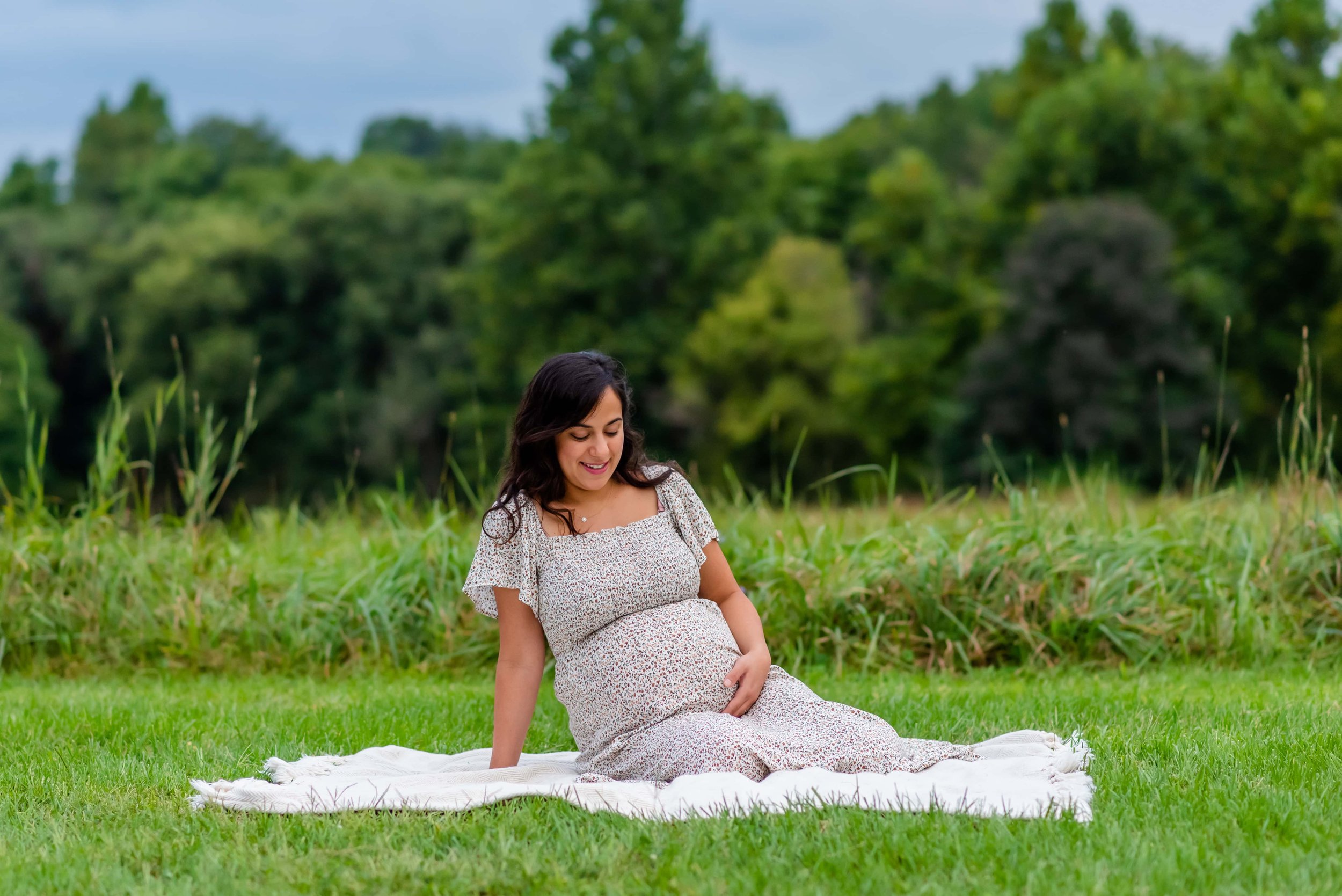 Maryland Maternity photo of woman sitting on a blanket