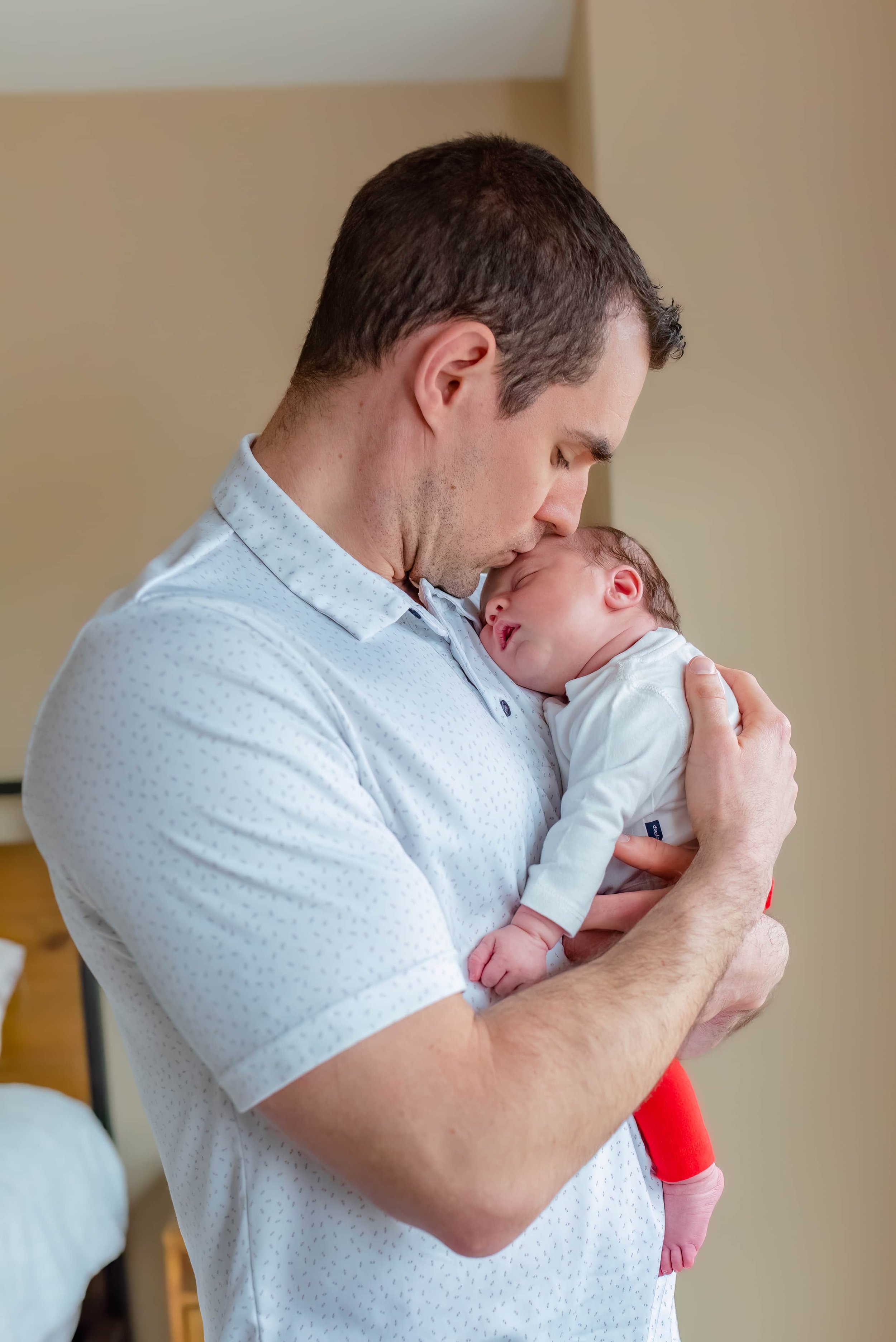 Maryland Lifestyle Newborn Photographer - Baby asleep on dad's chest