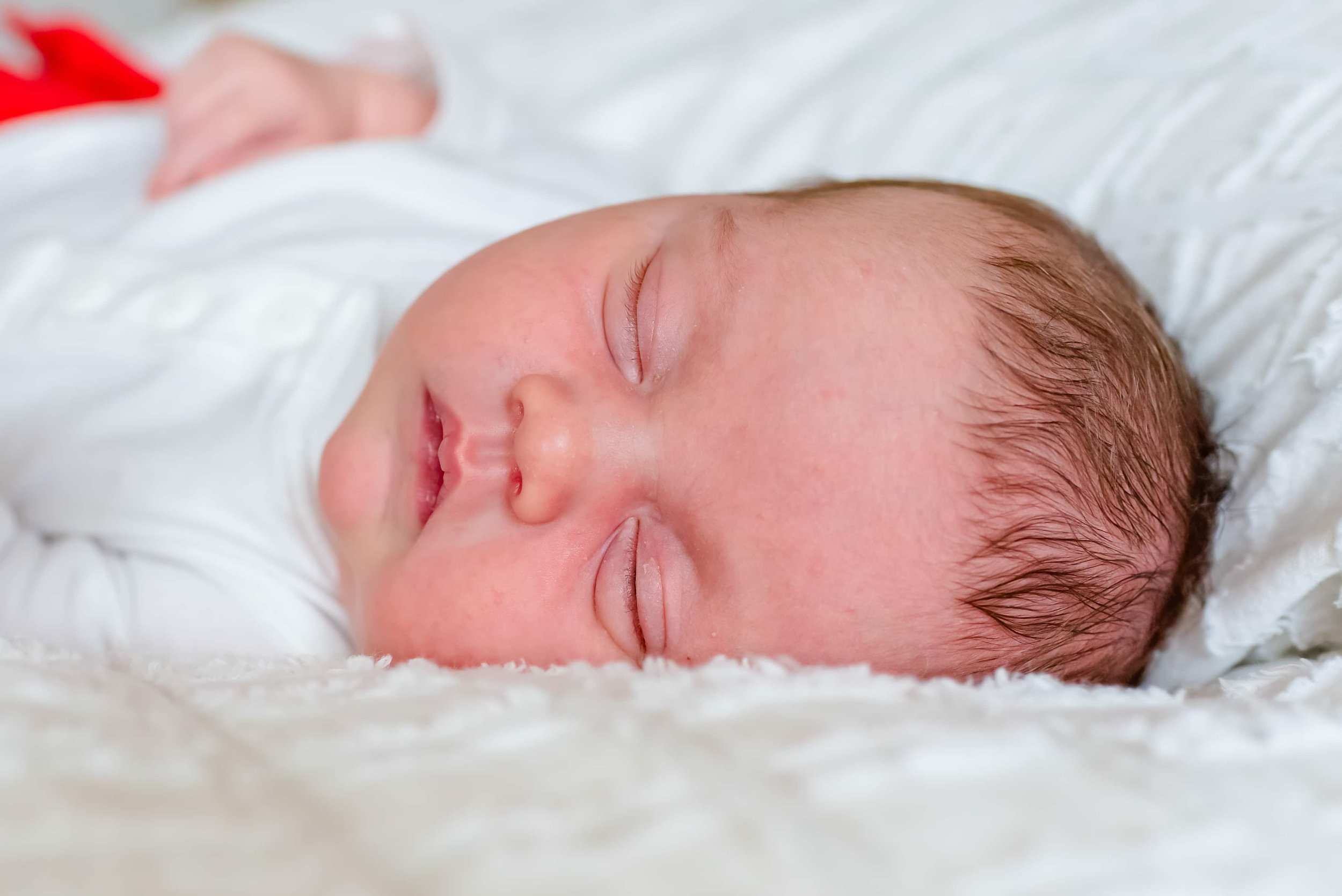 Lifestyle newborn photographer - newborn baby asleep