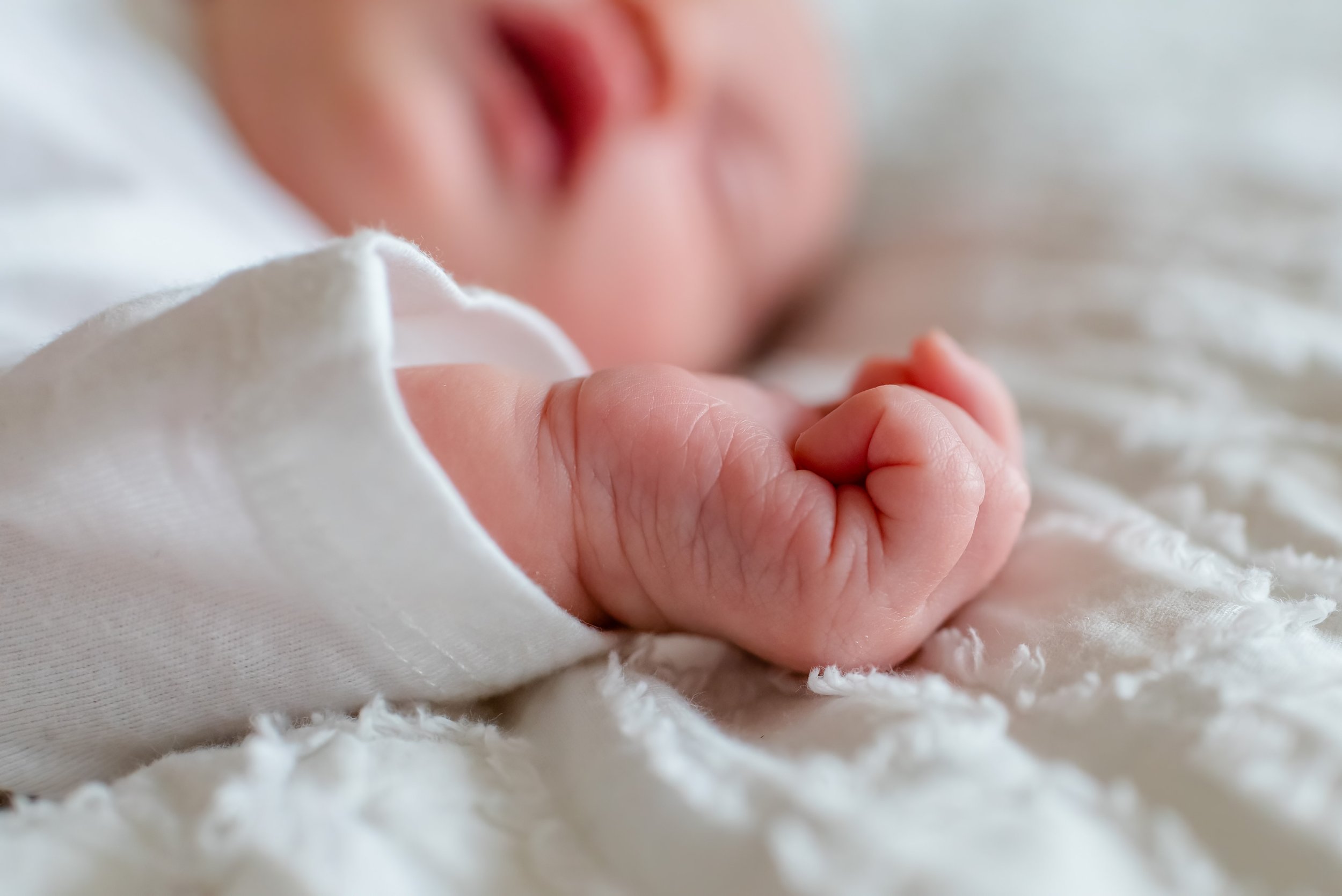 Lifestyle newborn photographer - close-up of baby's hand