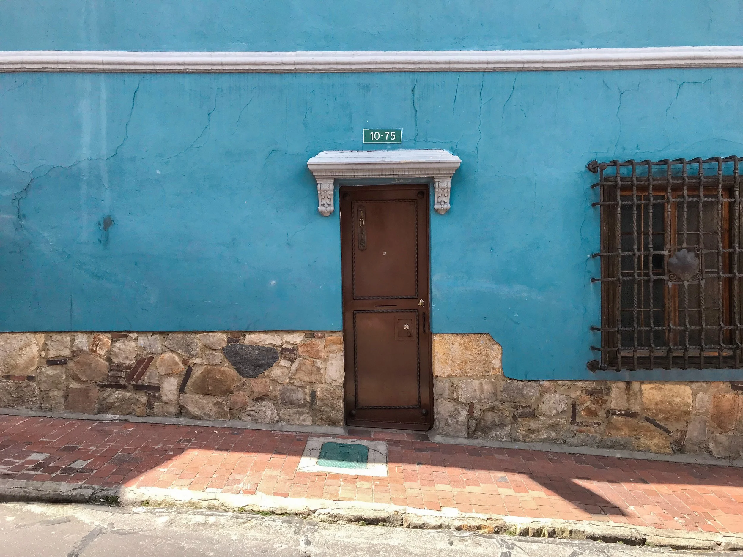 architecture-blue-bricks-1292498.jpg