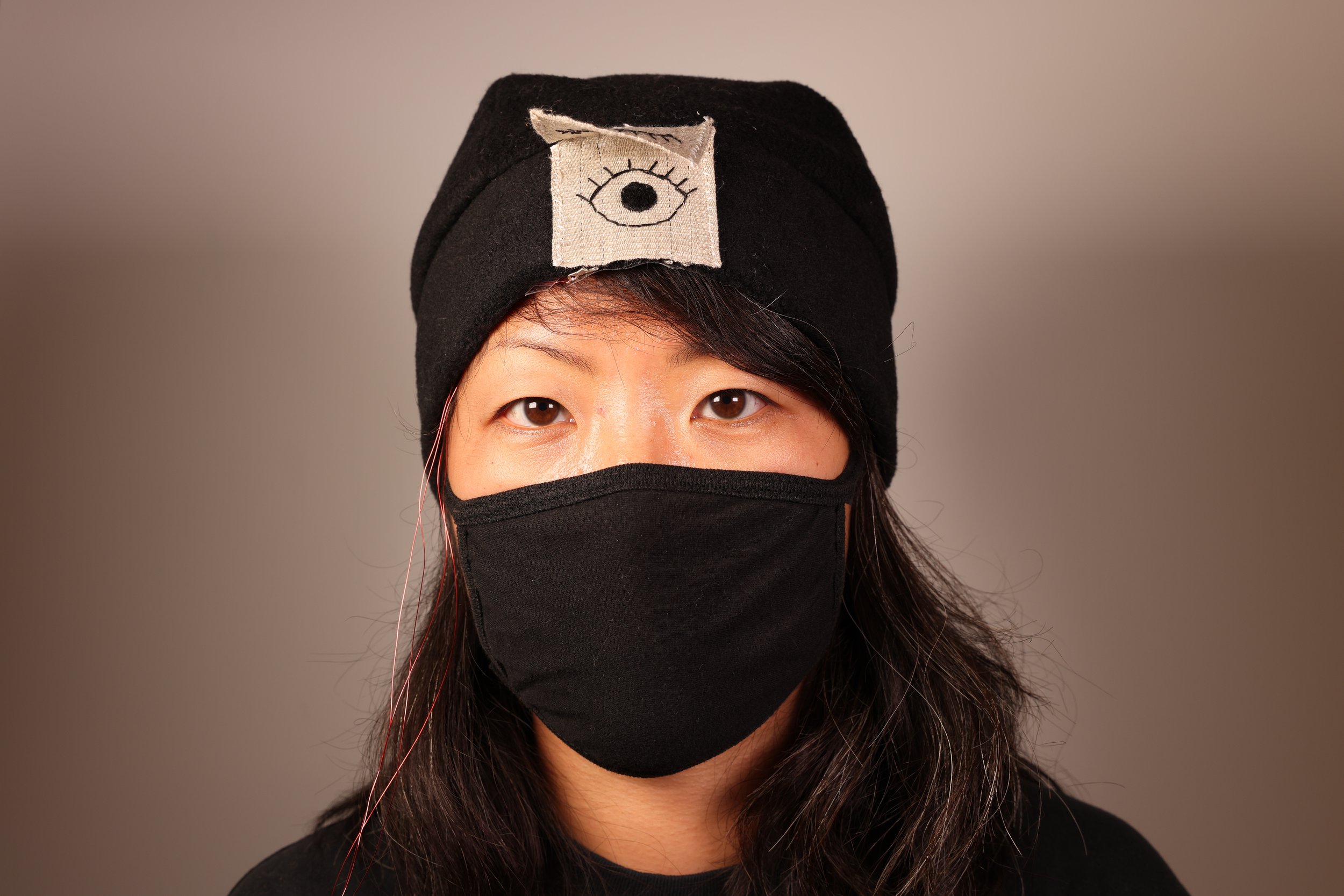  An open/close expanding patch is attached to a hat at the forehead position to resemble the effect of “opening the third eye”. ((Photo: Hybrid Body Lab) 