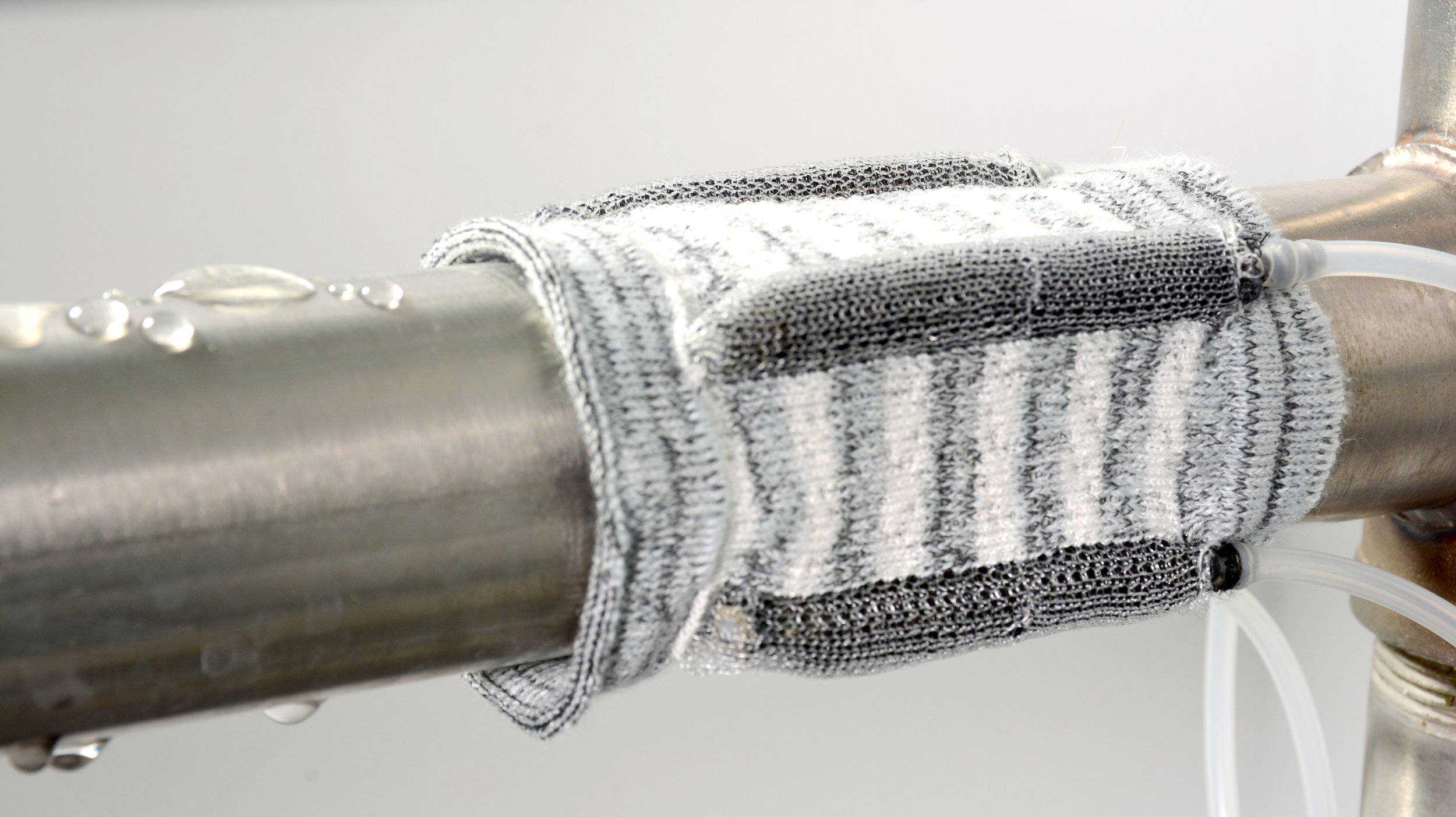  KnitSkin’s ground layer can be knit with a wide range of materials, including water-soluble PVA yarn. When the interface travels along a leaking pipe, the PVA yarn dissolves and stiffens as the yarn dehydrates. The hardened surface of KnitSkin could