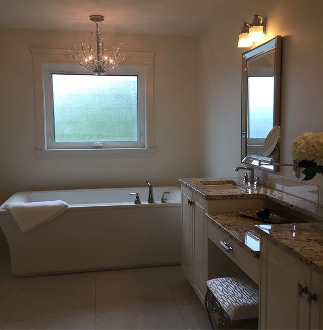 Master en-suite has a free standing tub, double sinks and makeup vanity with granite counters, heated porcelain tile floors, and. 3 x 5 ft. shower. Link in bio.
.
.
.
.
.
.
.
#dreamhome #yeginfill #canadianproperty #edmontonproperty #edmonton #homefo