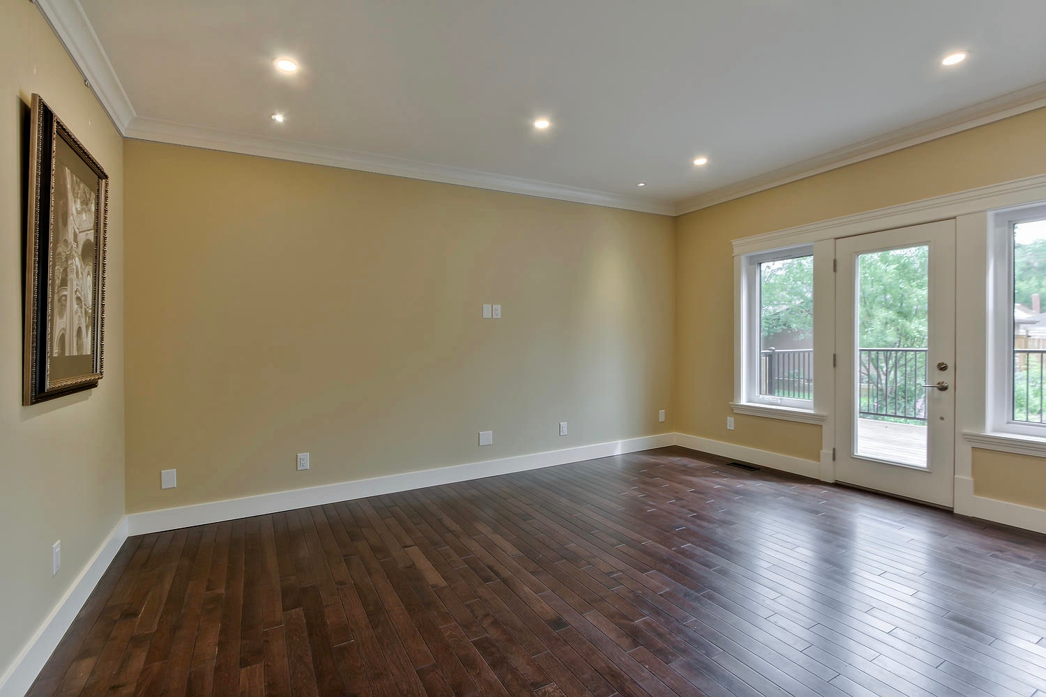 7435 106 St NW Edmonton AB T6E-large-059-036-Family Room-1500x1000-72dpi.jpg