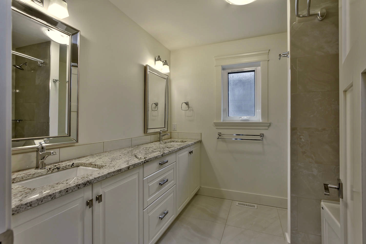 7435 106 St NW Edmonton AB T6E-large-073-045-Bathroom-1500x1000-72dpi.jpg