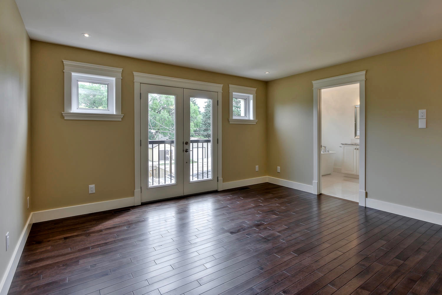 7435 106 St NW Edmonton AB T6E-large-081-056-Master Bedroom-1500x1000-72dpi.jpg