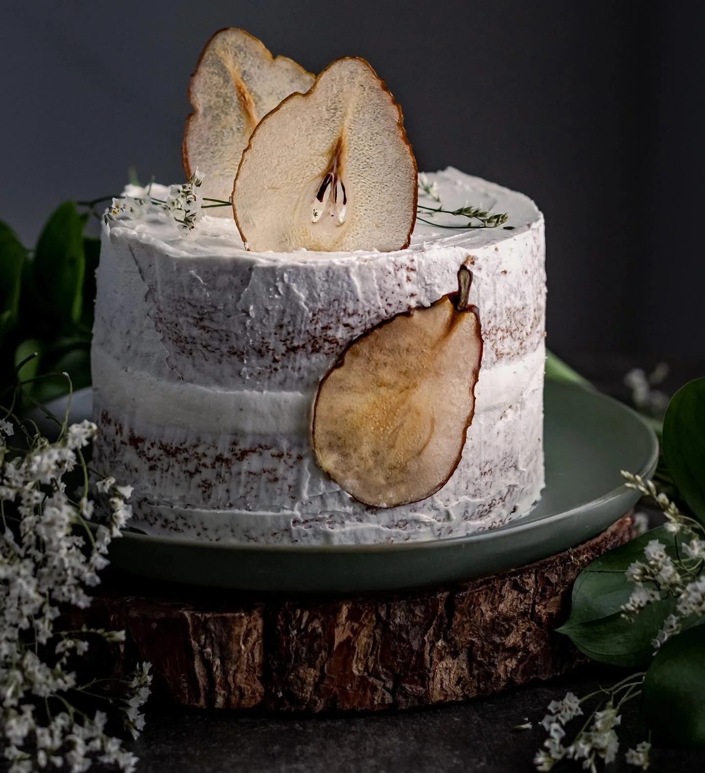 Pear cake! 🎂 I mentioned a few days ago that I was planning to bake a cake and here&rsquo;s what I came up with! This cake is infused with incredibly aromatic anamalai mace and nutmeg along with vanilla bean paste. It has a pear filling and is toppe