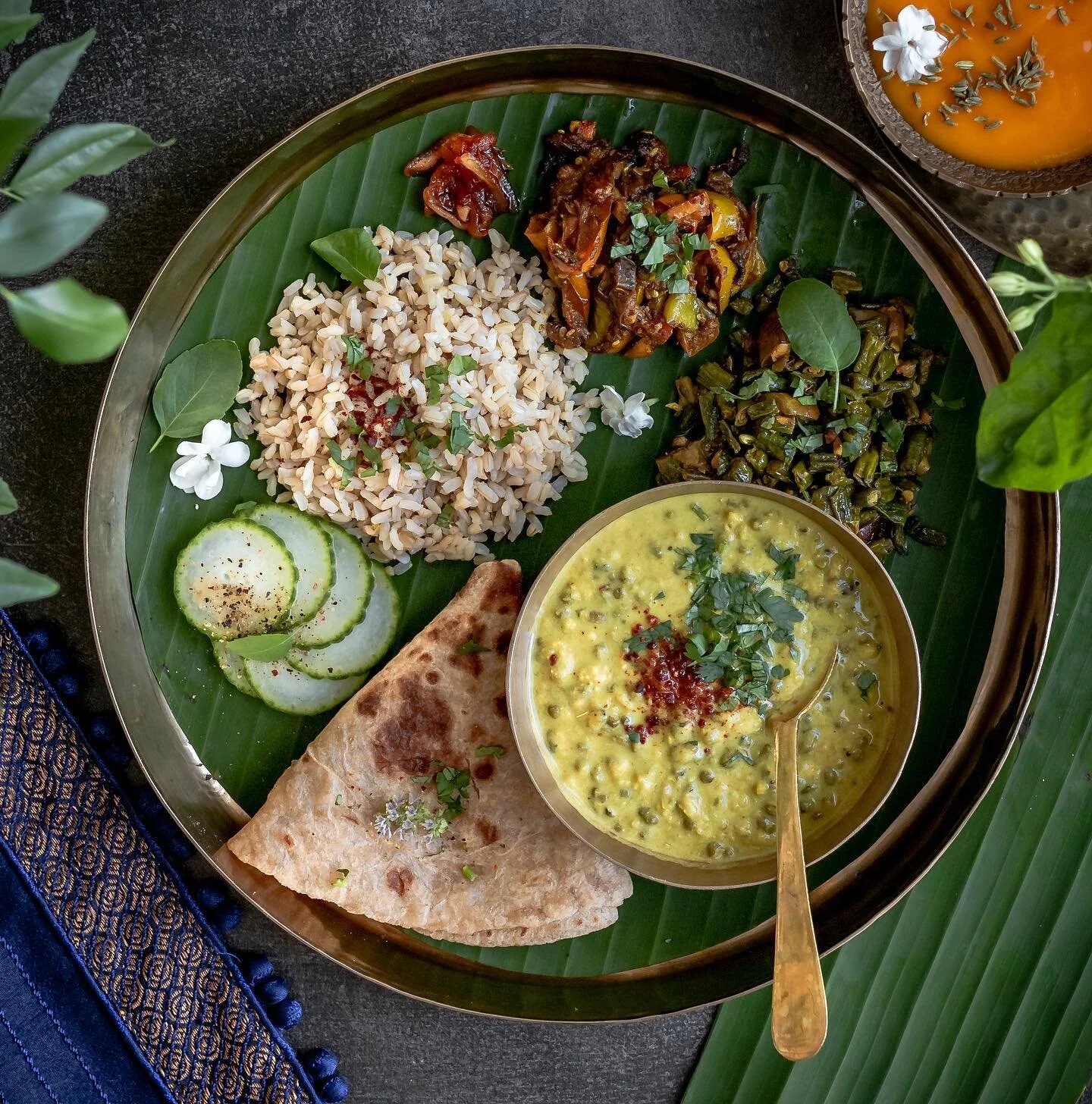 Gujarāti thali! Ft. Chori nu shaak (yardlong beans), khata mag (mung beans with non-dairy yogurt), marcha nu shaak (peppers), rotli (whole wheat flatbread), brown rice, chhundo (shredded mango pickle), cucumbers, and keri no ras (mango pur&eacute;e w