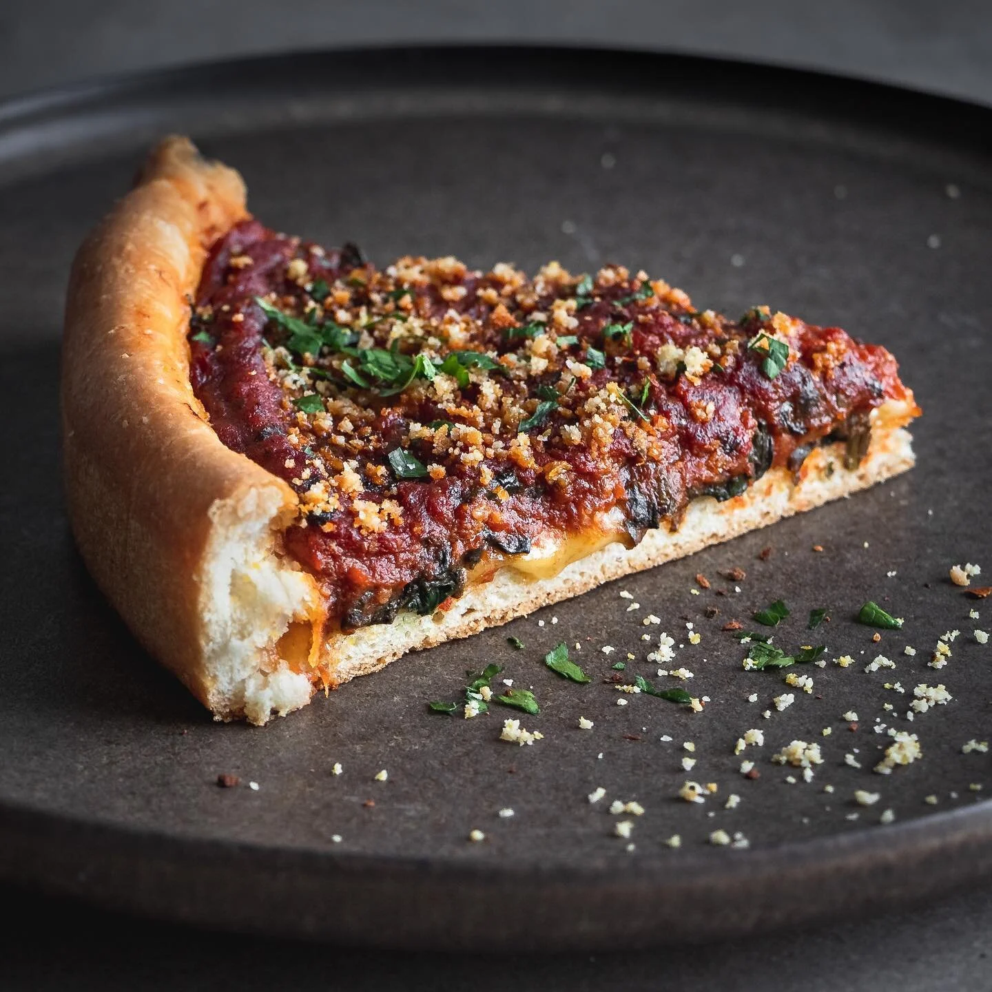 Pizza pi day! Vegan Chicago-style deep dish with spinach! Swipe to see the layers and peep some additional recipe details below! 

(Brands listed not sponsored) 
Crust recipe from @sallysbakeblog made with @countrycrock plant butter, topped with @fie