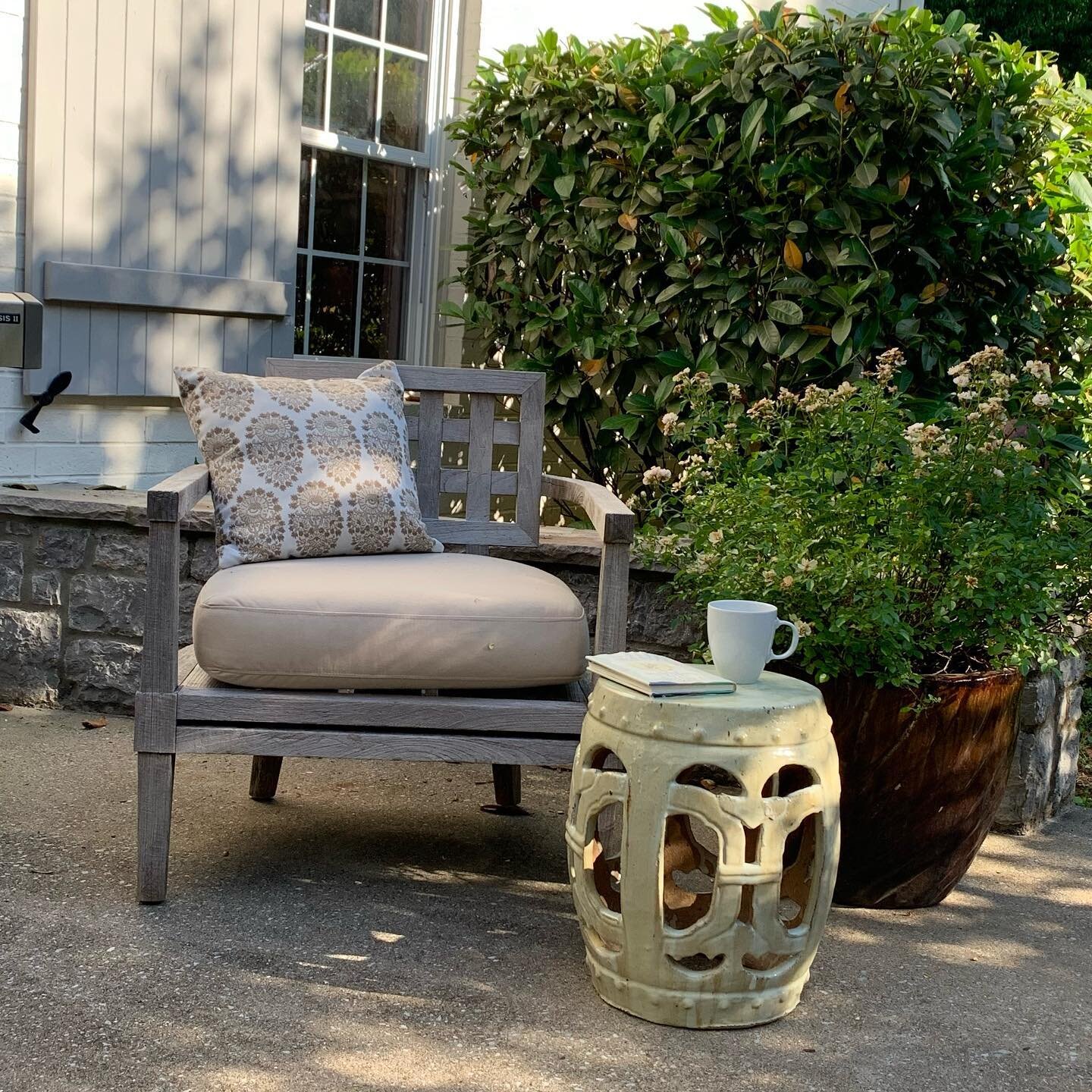 Happy Memorial Day! Filling my cup with an attitude of gratitude on this beautiful morning for all the brave women and men who served our country. Thank you for your service. 
.
.
.
#summerliving #gardens #roses #gardenstools ##teakfurniture #stonewa