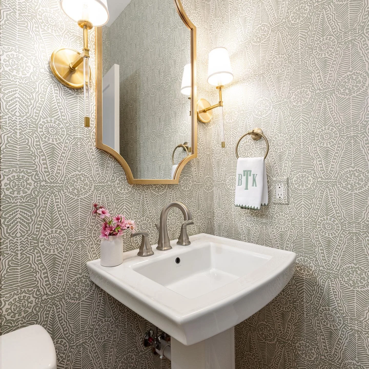 Swipe ➡️ for a little Before-and-After action to get you through this hump day. Sometimes all you need is a design pro to sprinkle a little fairy dust on your space. Interior Design by @donnagilliaminteriors 
📸 @lrockphotog 
.
.
.
#humpday #beforean