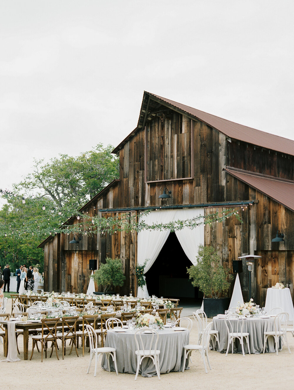 Martha Stewart Weddings This Wedding Proves You Can Seamlessly Marry Classic And Rustic Decor In One Event Greengate Ranch Vineyard