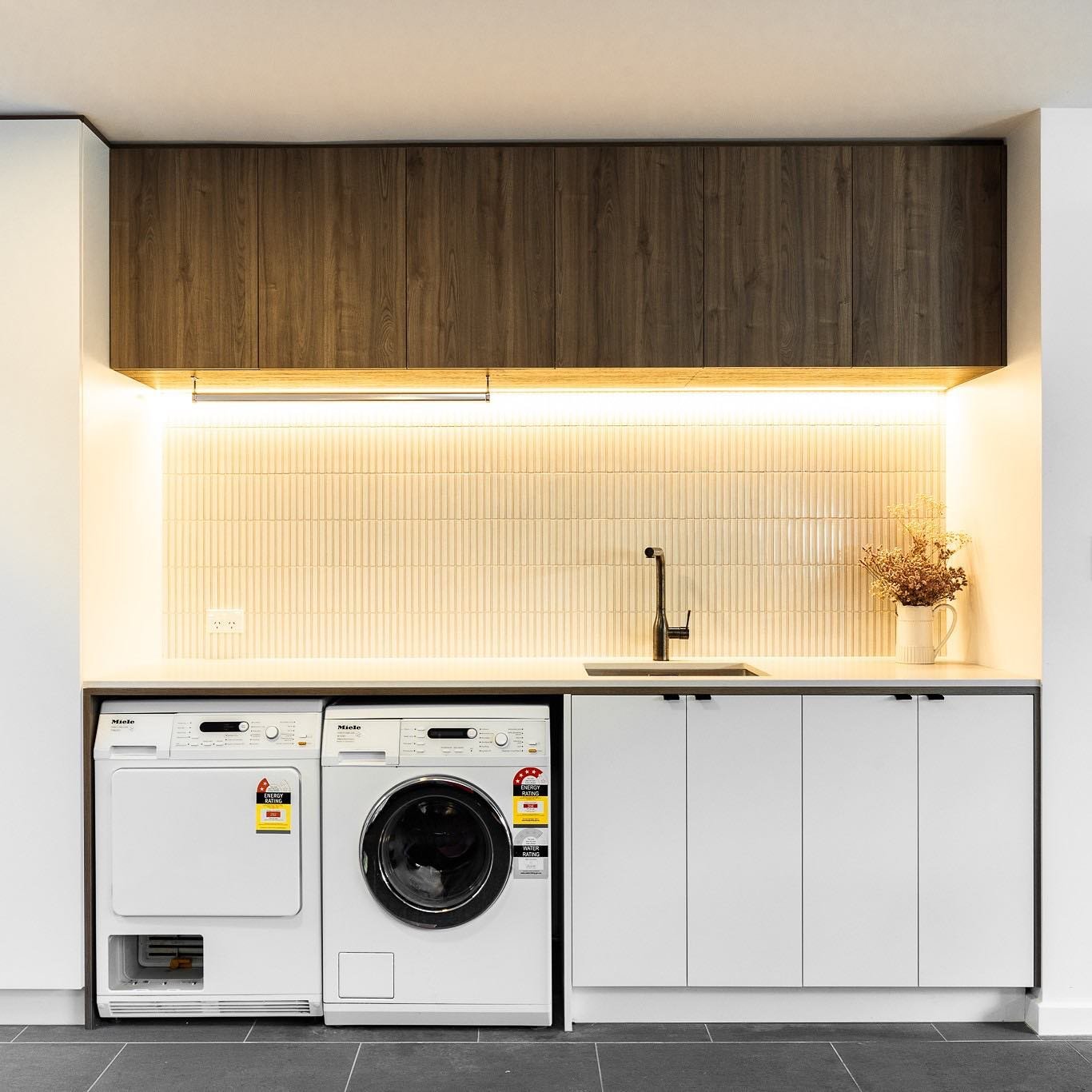 Flashback to Kakariki Avenue&rsquo;s stunning fresh laundry, designed by our Auckland Designer Micaela Wynne. This laundry embodies soft minimalism thanks to the exquisite choice of @nzpanelsgroup&rsquo;s Bestwood Melamine Simply White Velvet &amp; M