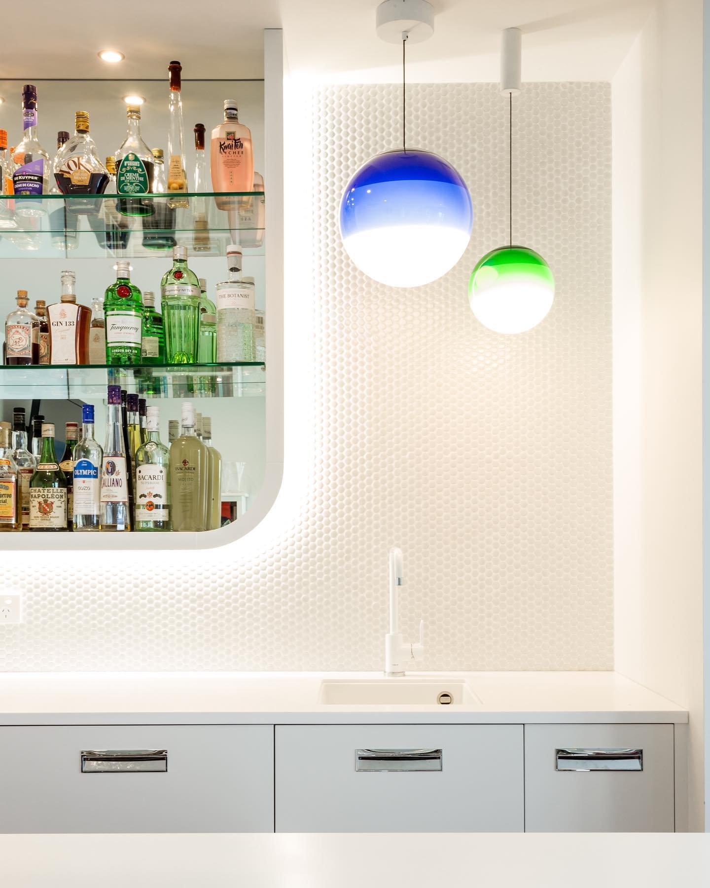 Reflecting on one of our all-time favorites, the Hillsborough Private Bar designed by our talented Auckland Designer, Peta Davy. This funky 1980s-inspired bar showcases the stunning Essence White Penny Round Mosaic Tile from @tilewarehousenz, which b