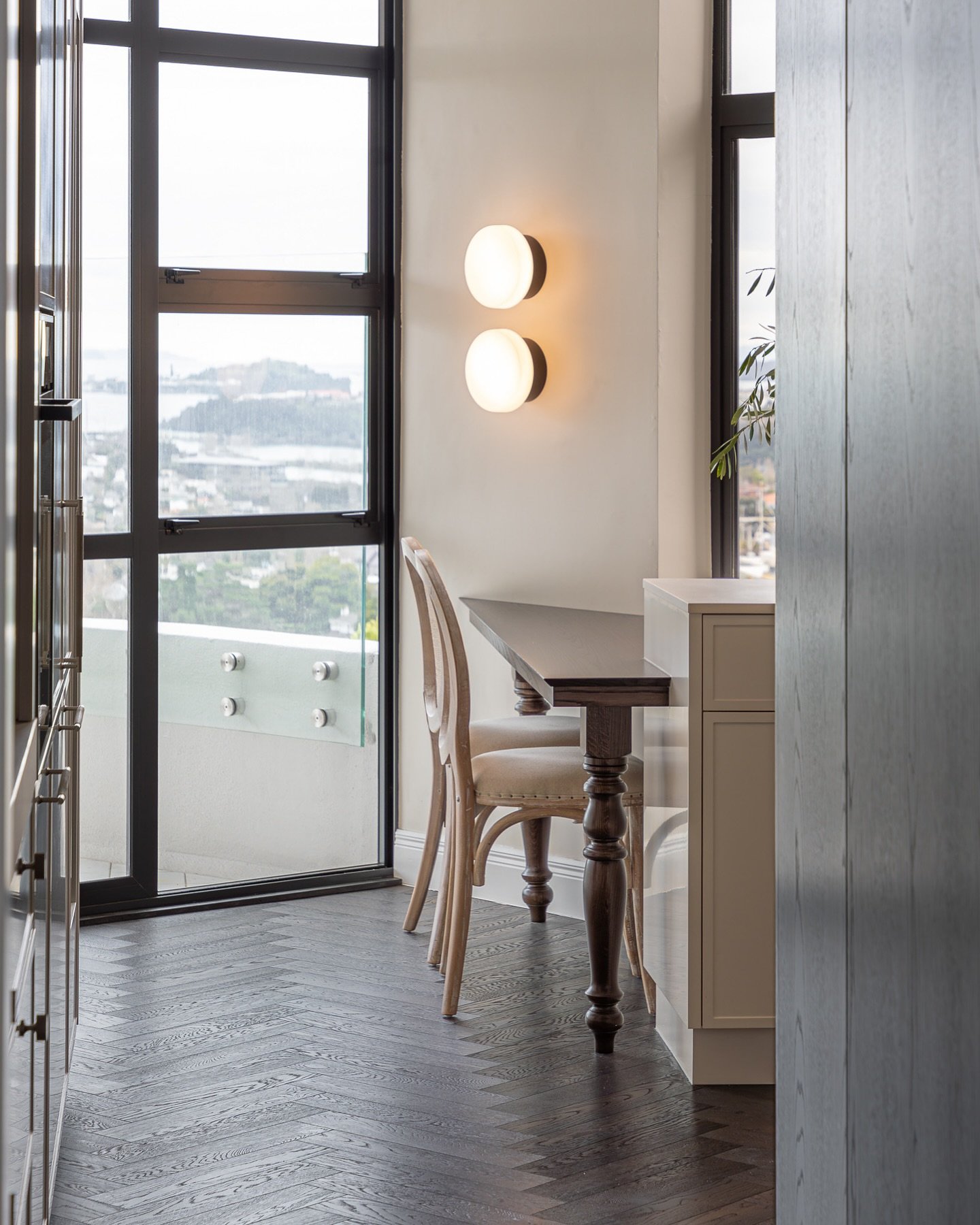 A look back at the beautiful transformation of our Remuera High Rise Apartment kitchen. We elevated the space with @creativeflooringnz&rsquo;s Country Grade Merapi in a herringbone pattern&mdash;bringing warmth, texture, and a timeless feel. The perf