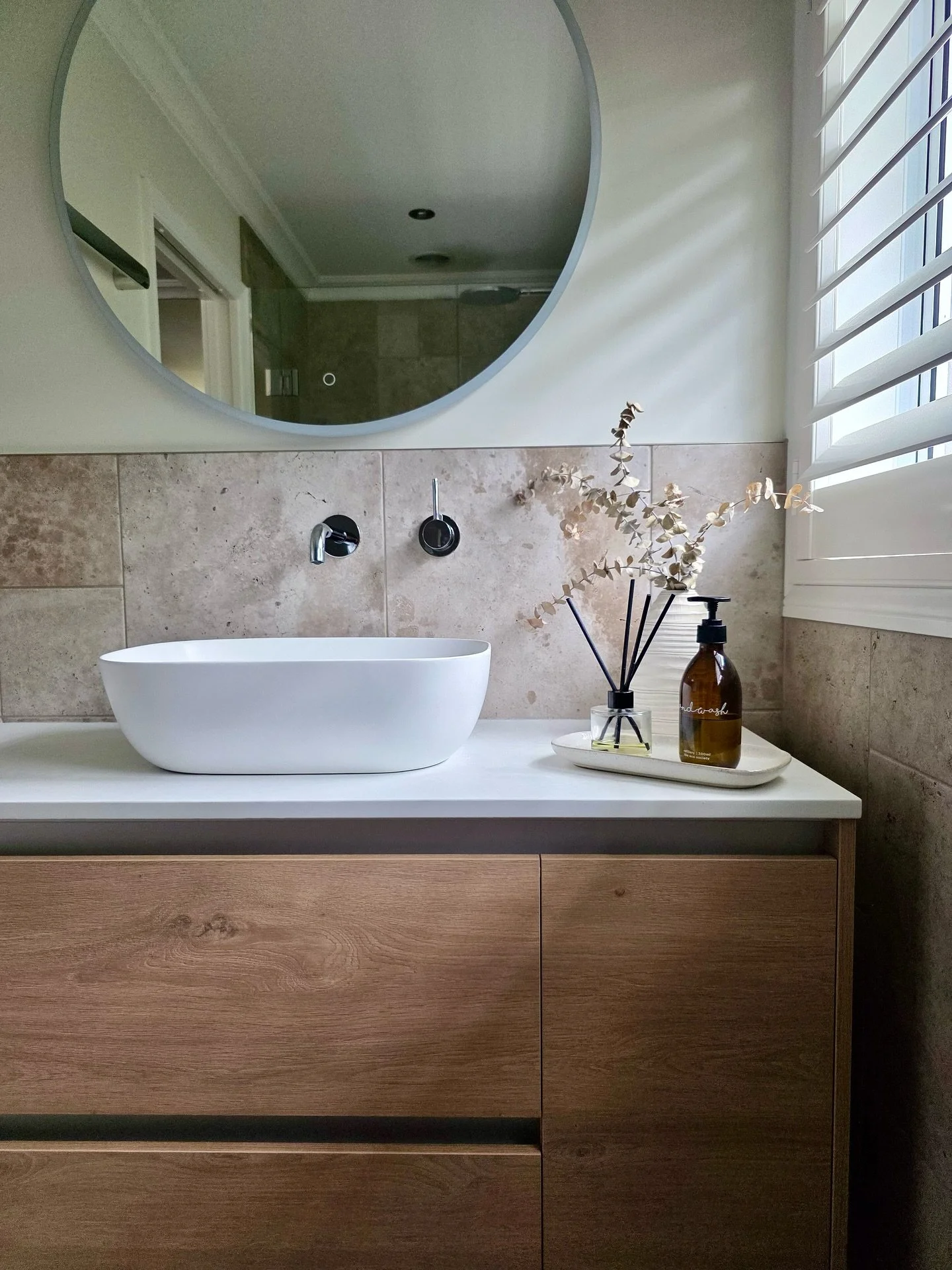 More beautiful detail shots by designer Andrea Burney at our Glendowie Tropical Retreat ✨
Starring the @stmichelbathroomware City 46 vanity in Devon Oak cabinetry, paired with an Alabaster benchtop and Helix Matt White Basin. The warm tones, soft tex