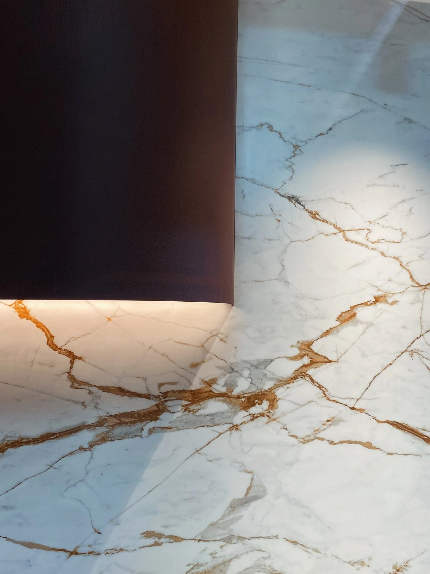 Details of a rustic Te Puke kitchen by our BOP designers Sophia &amp; Olivia, featuring stunning @dektonbycosentino REVERIE; striking veining with gradients of light grays, creams &amp; rusty terracotta&hellip;paired with @mirotoneanz MEDITERRANEAN s