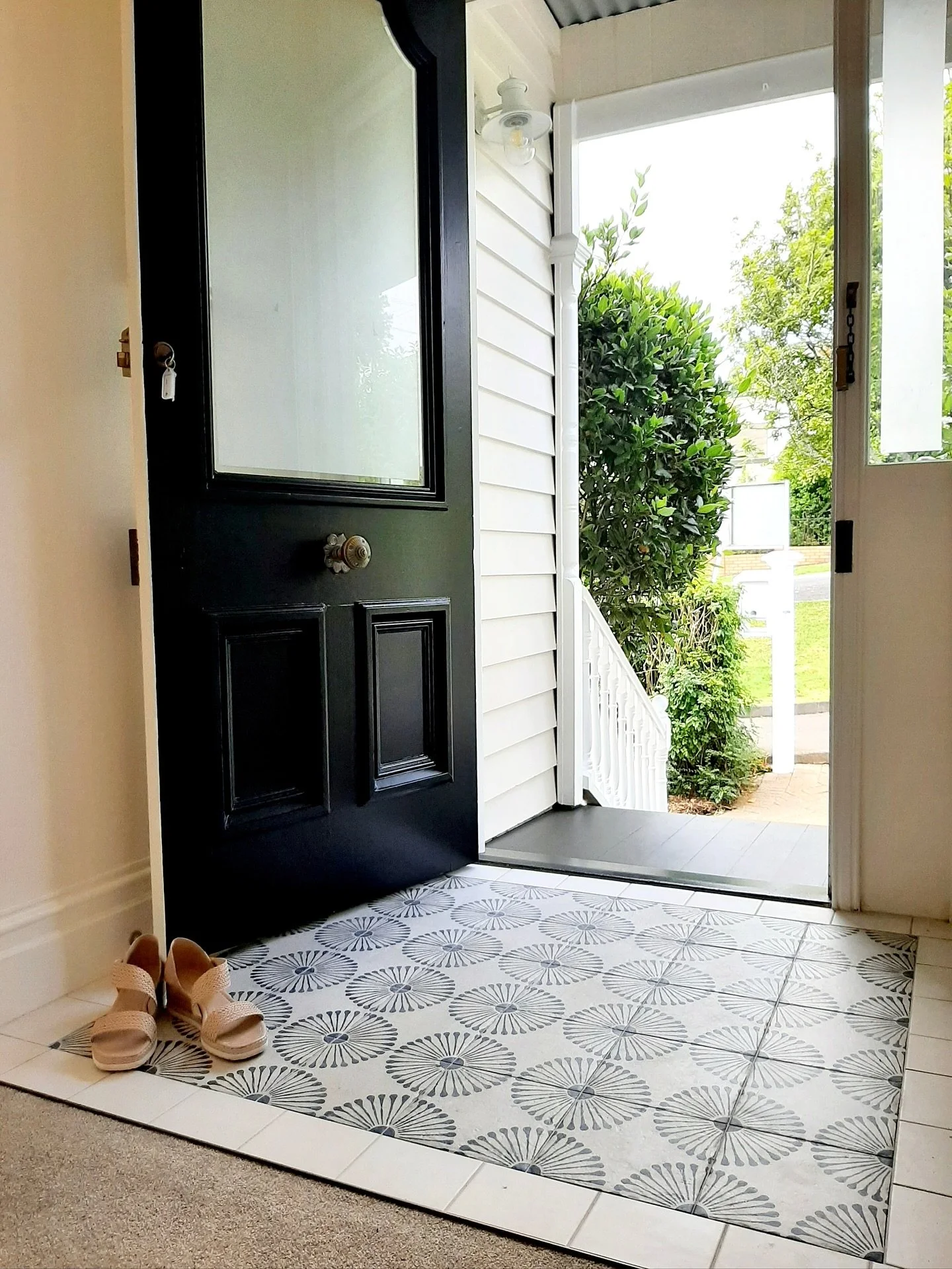A little old, a little new, and a whole lot of heart. 💛
Designer Andrea Burney has given this Remuera villa a fresh new feel while keeping its beautiful heritage charm. The entry features @tilewarehousenz&rsquo;s Downtown White Matt and Carino Deco 