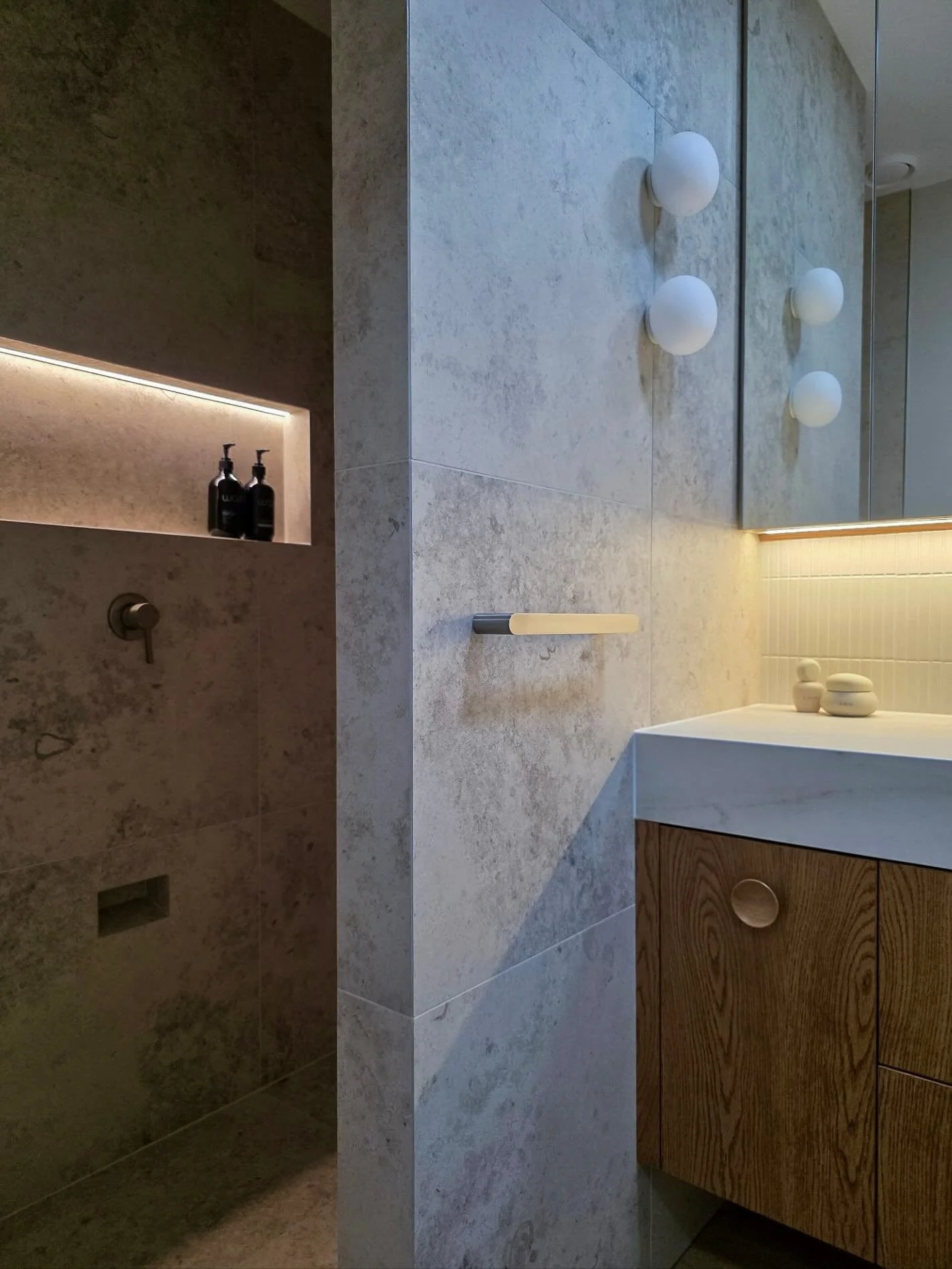 We&rsquo;re so happy with the calm, effortless vibe in our Half Moon Bay bathroom renovation. The @atlantisbathrooms shower niche creates a beautiful feature through the tiled shower, adding a cosy touch the client loves.

Soft, warm lighting brings 