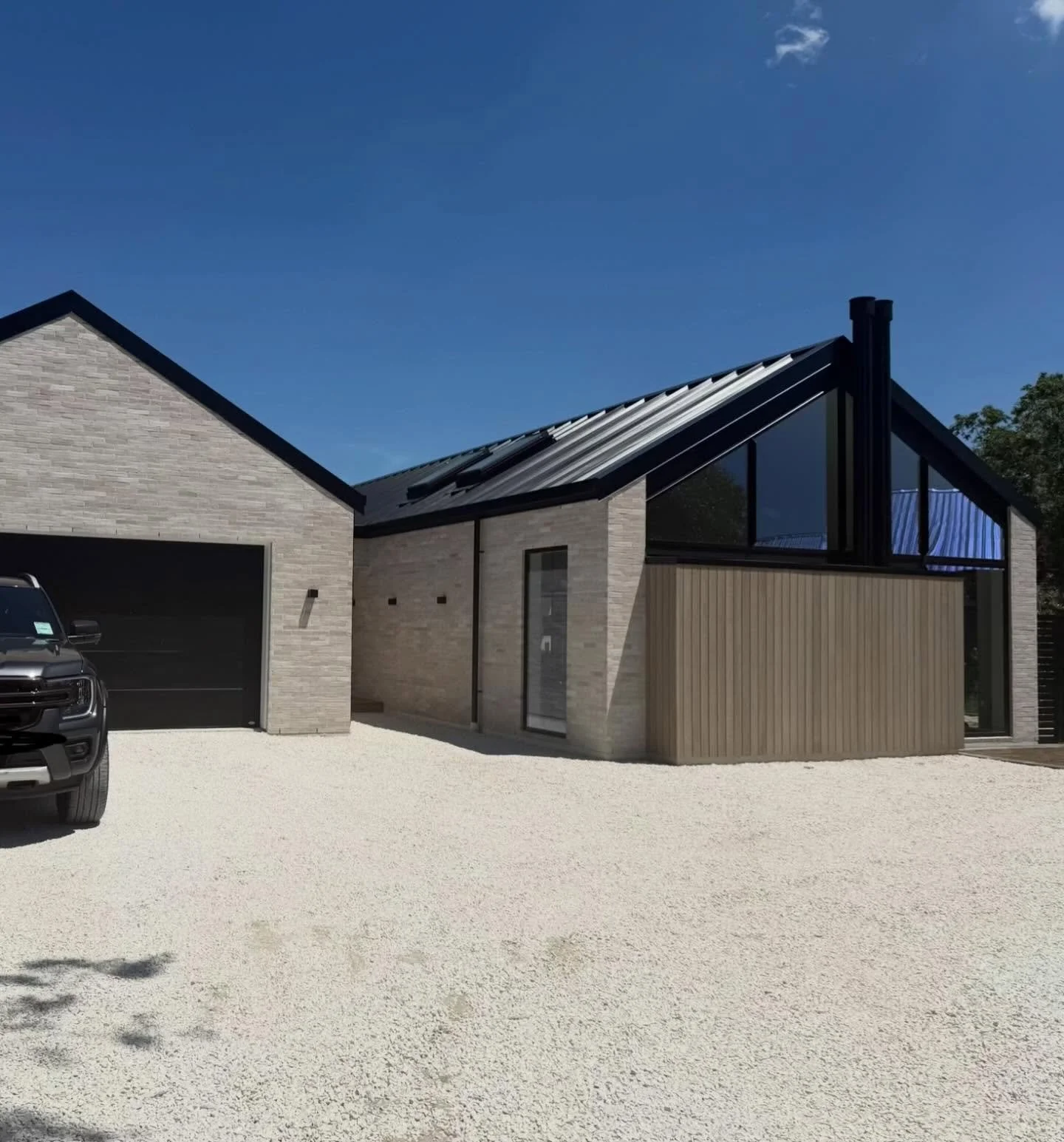 Sophia visited her latest Cambridge new build, with the architects @archdesevolution; which has been executed to perfection by the developer/client. Yellowfox provided full scope interior design including bespoke cabinetry and bathrooms. We look forw