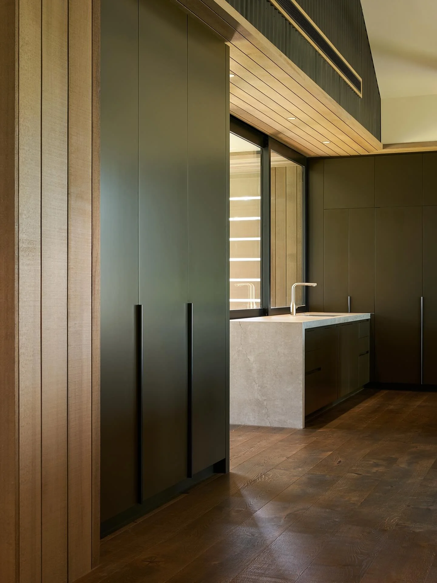The @cosentino_nz Dekton Soke benchtop is a standout in our Pohutukawa Beach House. Its cool tones and gentle patterns reflect the natural surroundings, creating a sense of balance and calm.

Yellowfox Designer: Peta Davy
Architect: @sumichchaplinarc