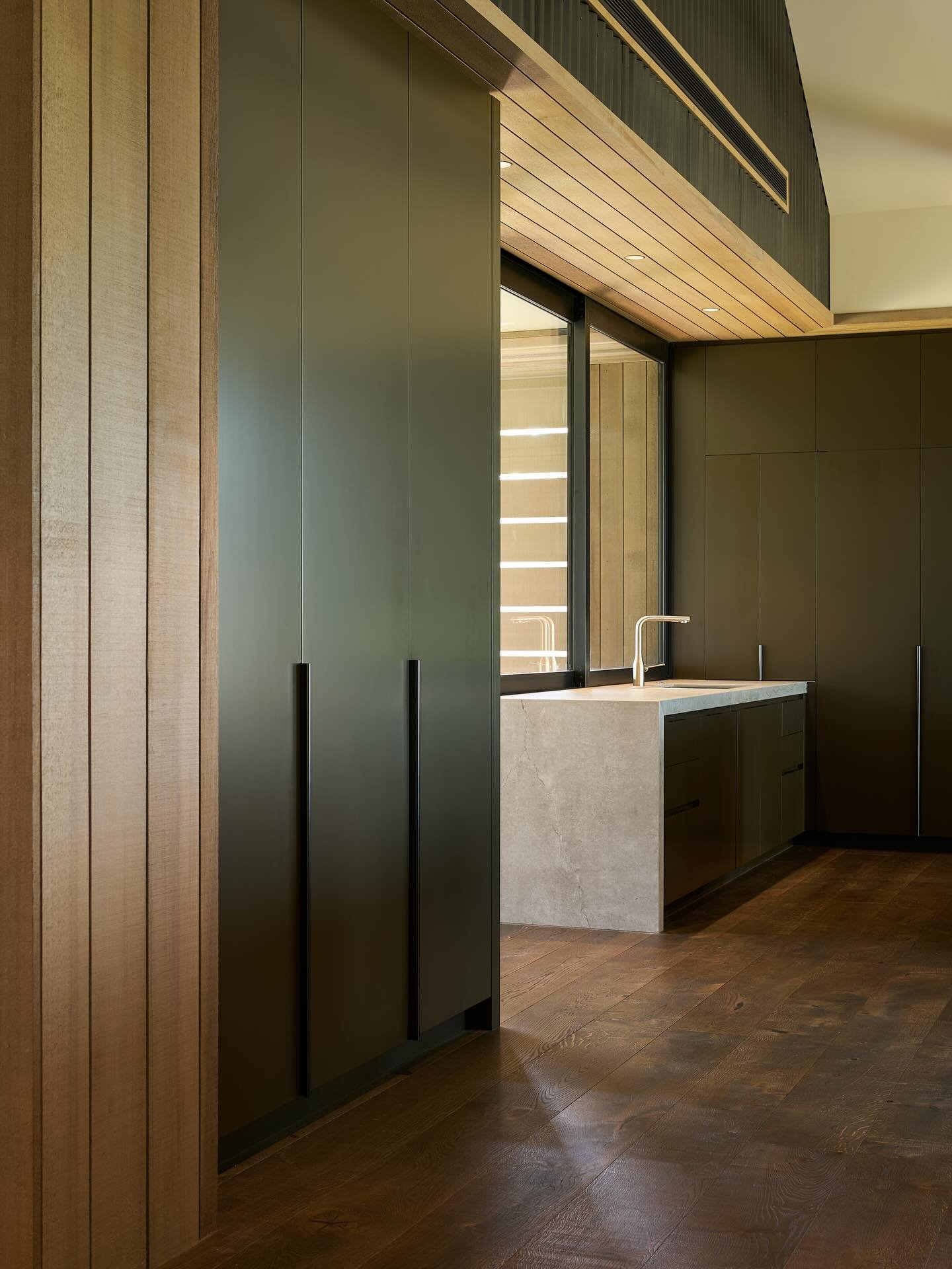 The @cosentino_nz Dekton Soke benchtop is a standout in our Pohutukawa Beach House. Its cool tones and gentle patterns reflect the natural surroundings, creating a sense of balance and calm.

Yellowfox Designer: Peta Davy
Architect: @sumichchaplinarc