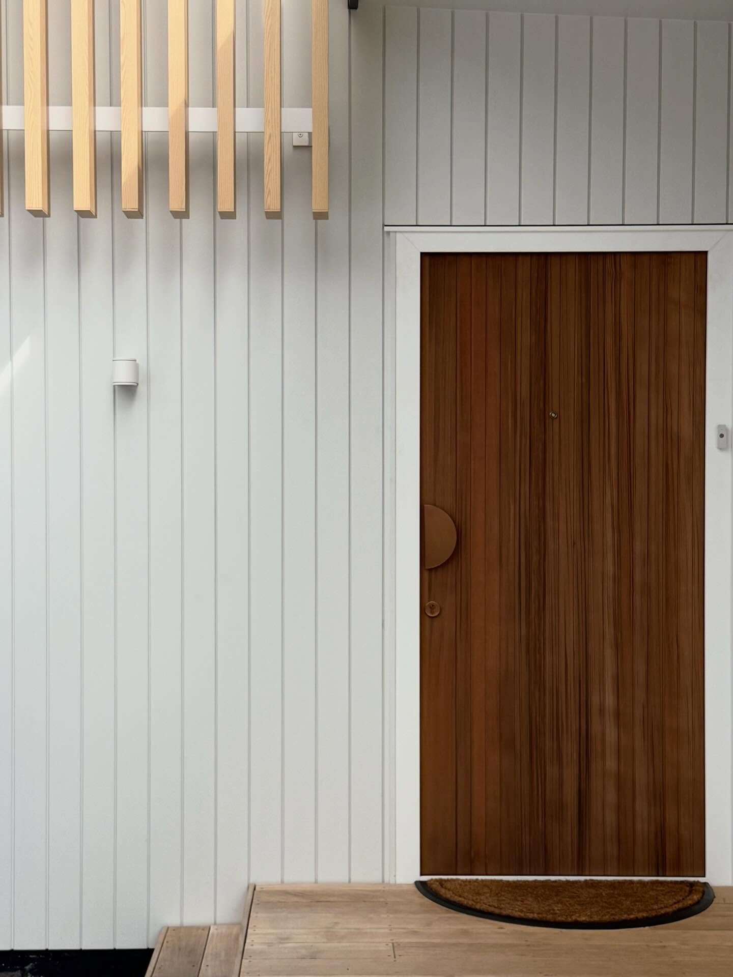 Step inside for a little peek 👀 at our cute Maungatapu renovation; a collaborative design by Sophia Cole with @jmacarchitecture, brought to life by @stewart__construction and illuminated by @689design.
We&rsquo;re so proud of this beautiful project 