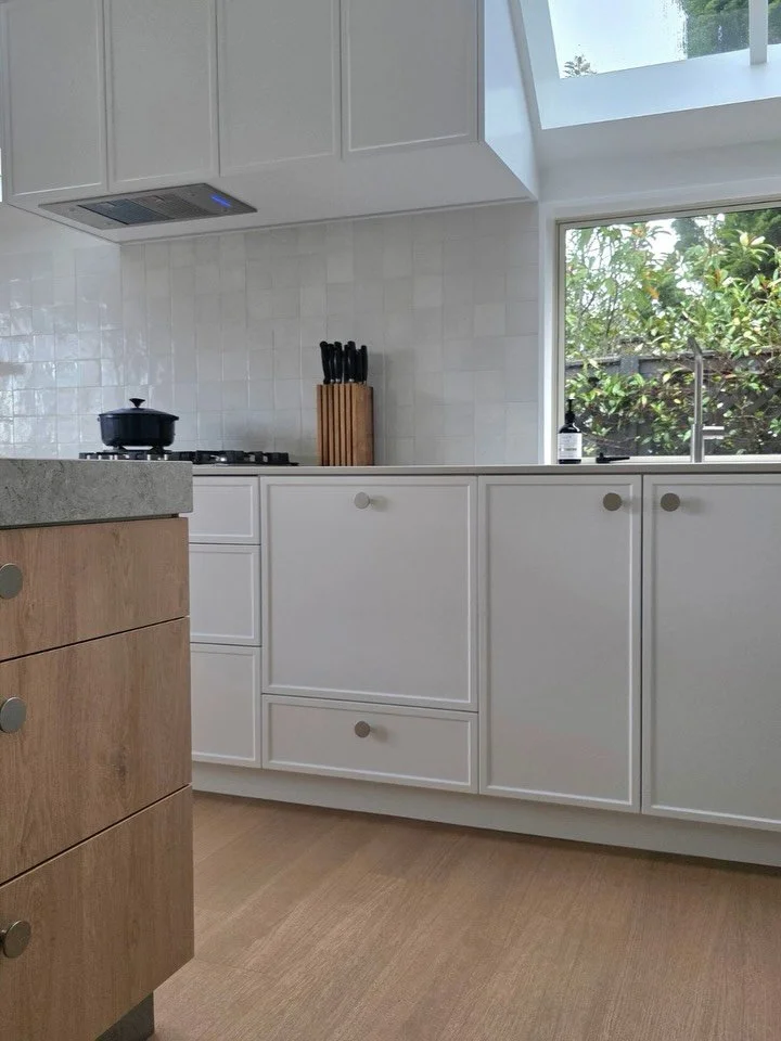 Andrea took some gorgeous photos on site featuring @belgotex_nz Parky Flooring in Pro Sahara Oak Premium. 
In love with these warm tones. 

Yellowfox Designer: Andrea Burney 

#yellowfoxauckland #belgotex #kitchendesign