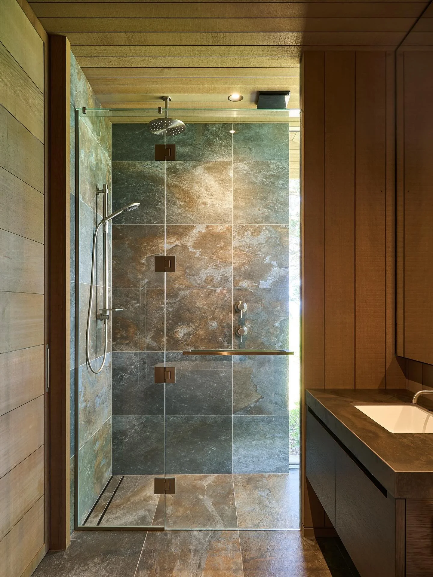 How captivating are these @tilewarehousenz Stonebox Multicolour tiles in the Pohutukawa Beach House ensuite! Warm, inviting and full of character, they bring a natural palette to life with a subtle and sophisticated statement.

Yellowfox Designer: Pe