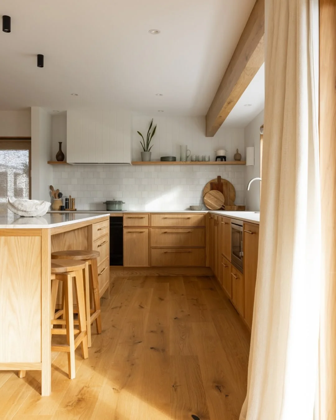 A 1980s coastal bach, reimagined. 
Where laid-back beach living meets a refined Japan&rsquo;s aesthetic; designed for connection, entertaining, and everyday ease. 
Opening up the entry, designers Andrea Burney and Claire Bruford transformed the kitch