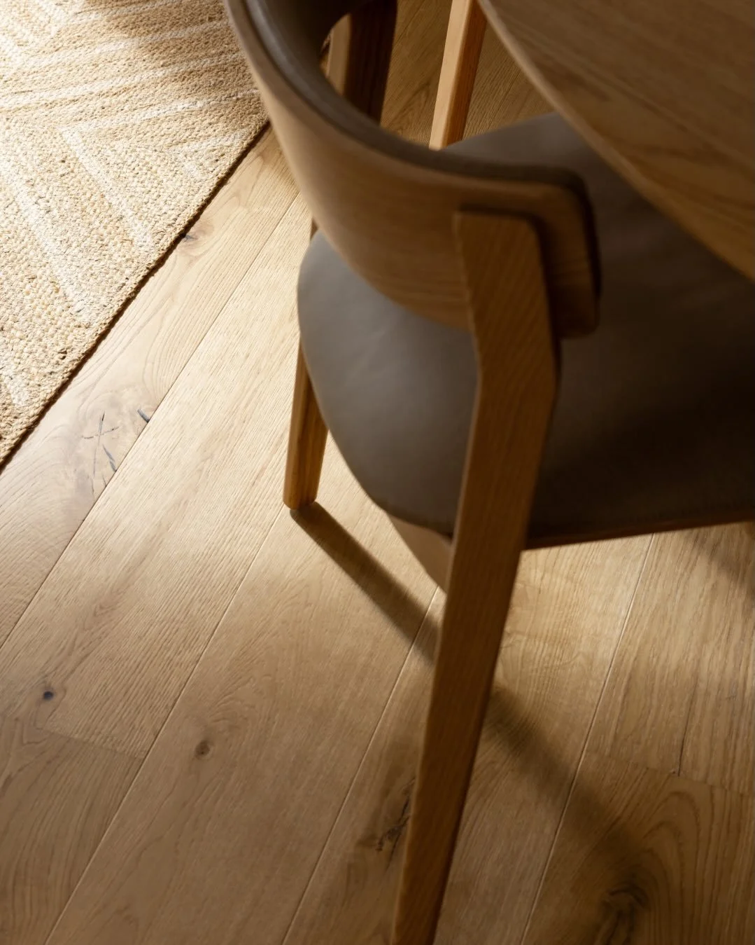 Our Whangamatā Bach features beautiful oak timber flooring, expertly supplied and installed by the amazing team @flooringxtramtwellington_ . The warmth, texture, and natural character it brings to the space perfectly compliments the Japandi-inspired,